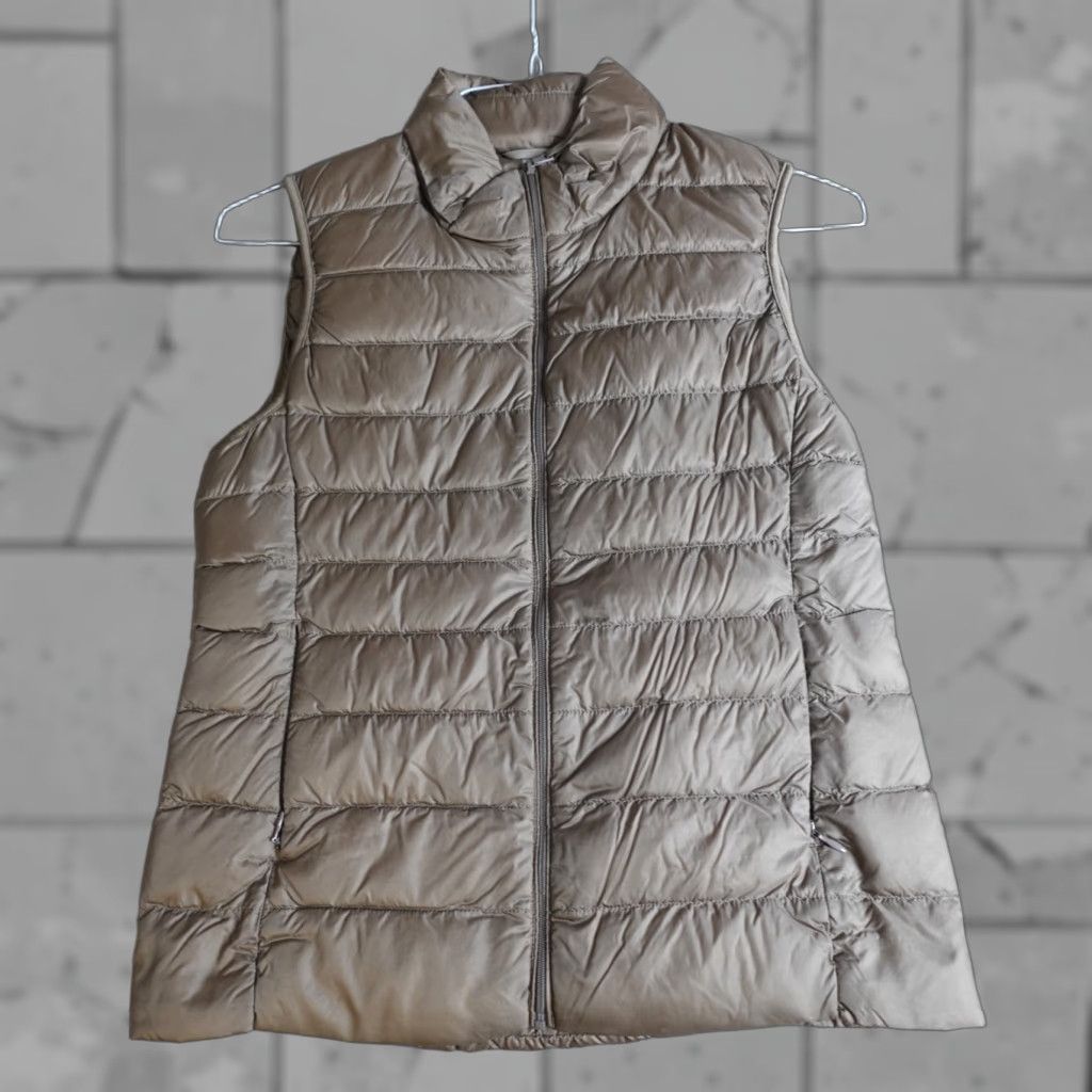 Uniqlo Uniqlo Puffer Vest Women S Beige Down Filled Polyester Short Zip Vest Womens S Beige Down Filled Puffer Jacket 2020s? Size S / US 4 / IT 40 - 1 Thumbnail