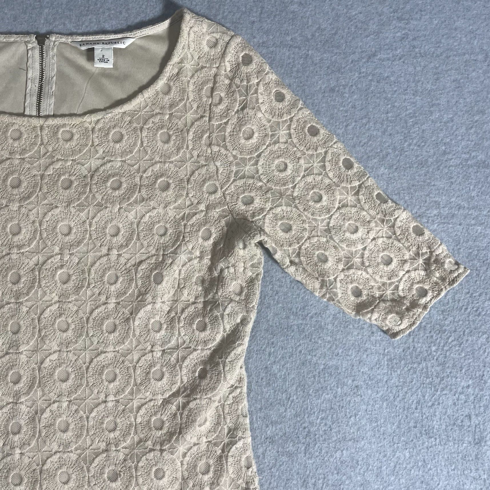 Banana Republic Banana Republic Lace Dress Womens Size 2 Zip Ivory Lace Dress Short Sleeve Lined Evening Cocktail Women's Banana Republic Dress 2 Ivory Lace Size XS / US 0-2 / IT 36-38 - 5 Thumbnail