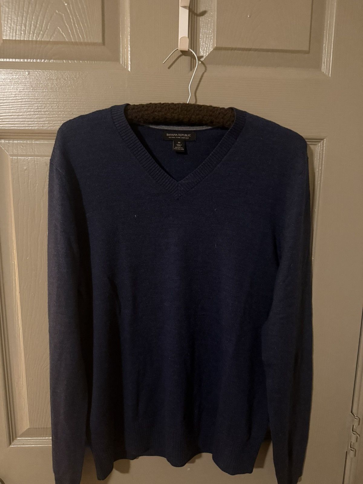 Banana Republic Banana Republic Extra Fine Merino V-neck sweater Size US M / EU 48-50 / 2 - 1 Thumbnail