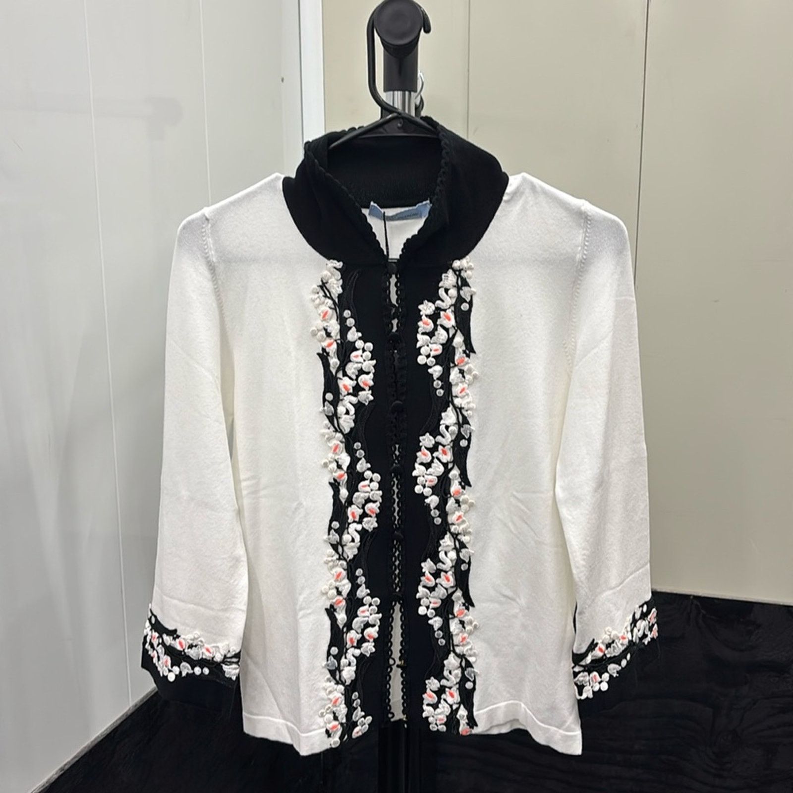 Blumarine NWT Blumarine Embroidered Cardigan Sweater Black Trim Rare M Size M / US 6-8 / IT 42-44 - 1 Thumbnail