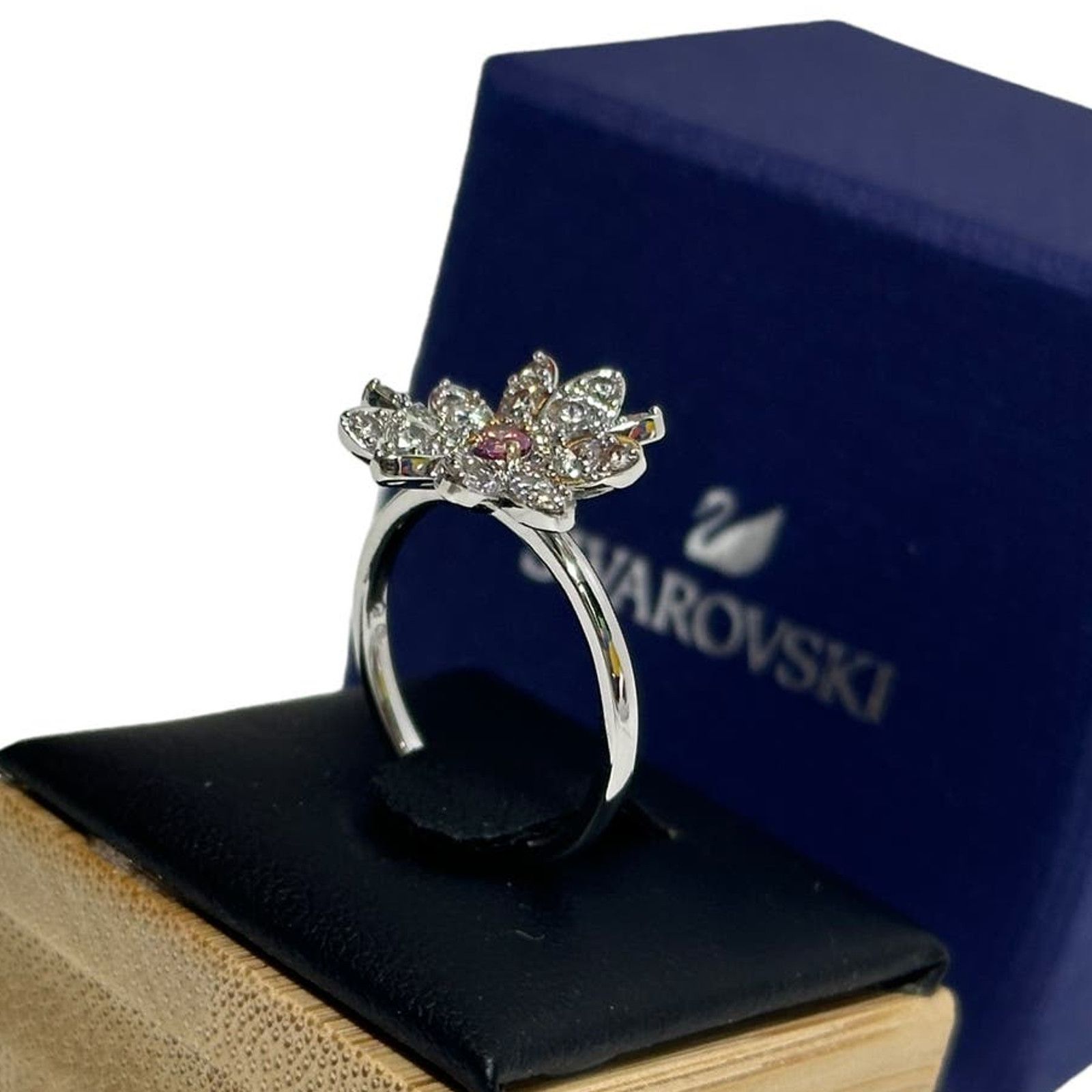 Swarovski Swarovski Eternal Flower ring Flower 58/ 8 USA Size ONE SIZE - 5 Thumbnail