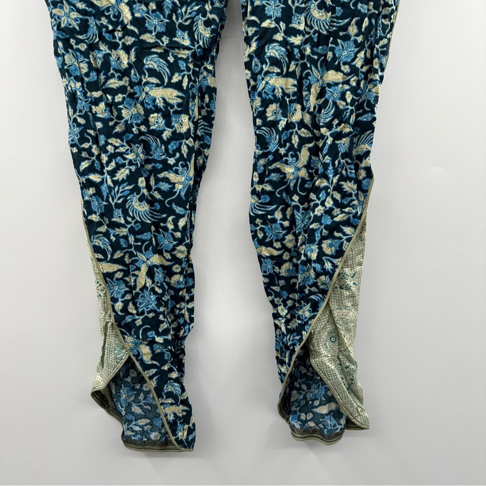 Free People Free People Blue & Cream Floral Cropped Mid Rise Pants Sz 0 Size 25" / US 0 / IT 36 - 3 Thumbnail