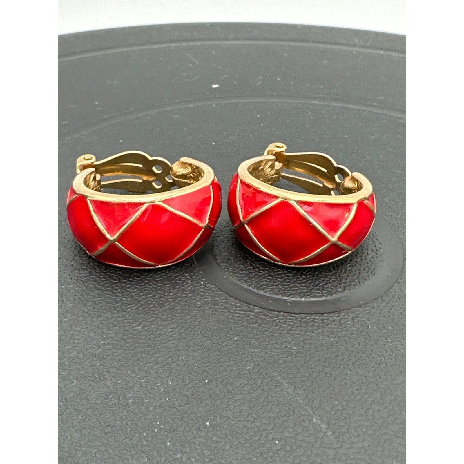Vintage Christmas Red Gold Criss Cross Enamel Hoop Clip Earrings 80s Size ONE SIZE - 1 Thumbnail
