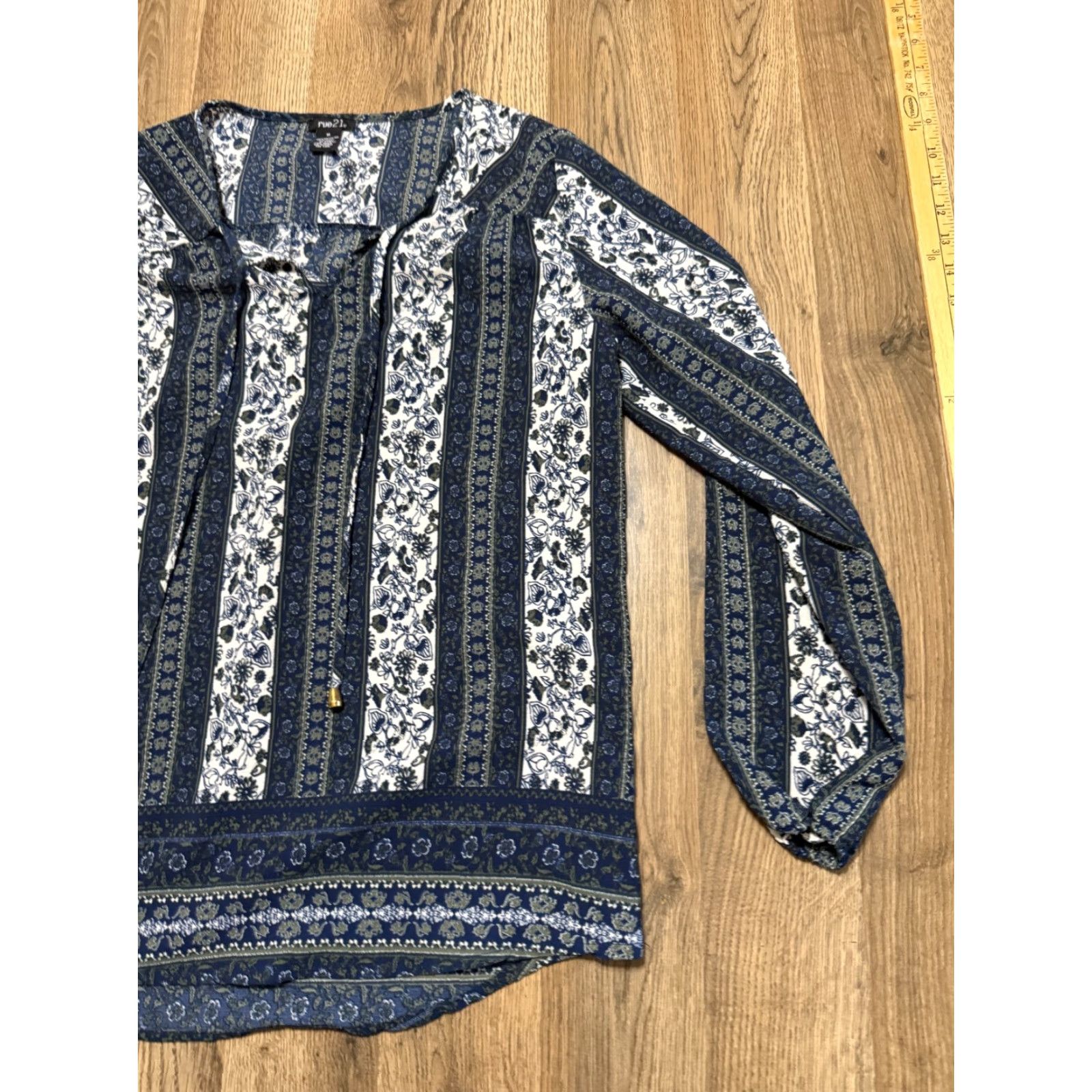Vintage Rue 21 Blouse Women’s M White Blue Green Floral Long Sleeve V-Neck Pullover Casual Modern Flower Blue Size M / US 6-8 / IT 42-44 - 4 Thumbnail