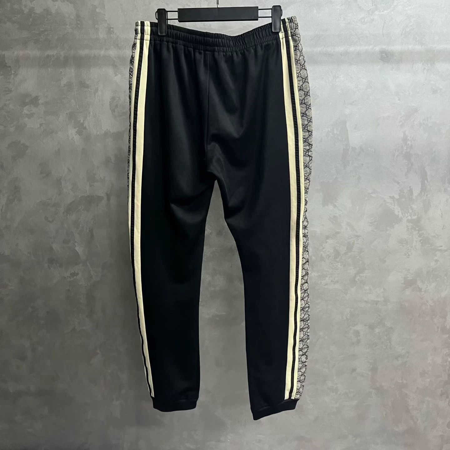 Gucci gucci black classic gg logo jogger pants Size US 32 / EU 48 - 5 Thumbnail