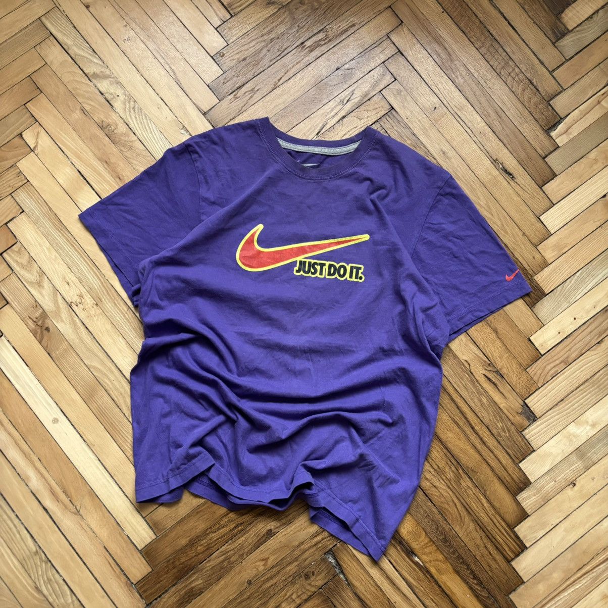 Nike × Vintage Rare Vintage Y2K Nike T-Shirt Red Swoosh Size US L / EU 52-54 / 3 - 1 Thumbnail