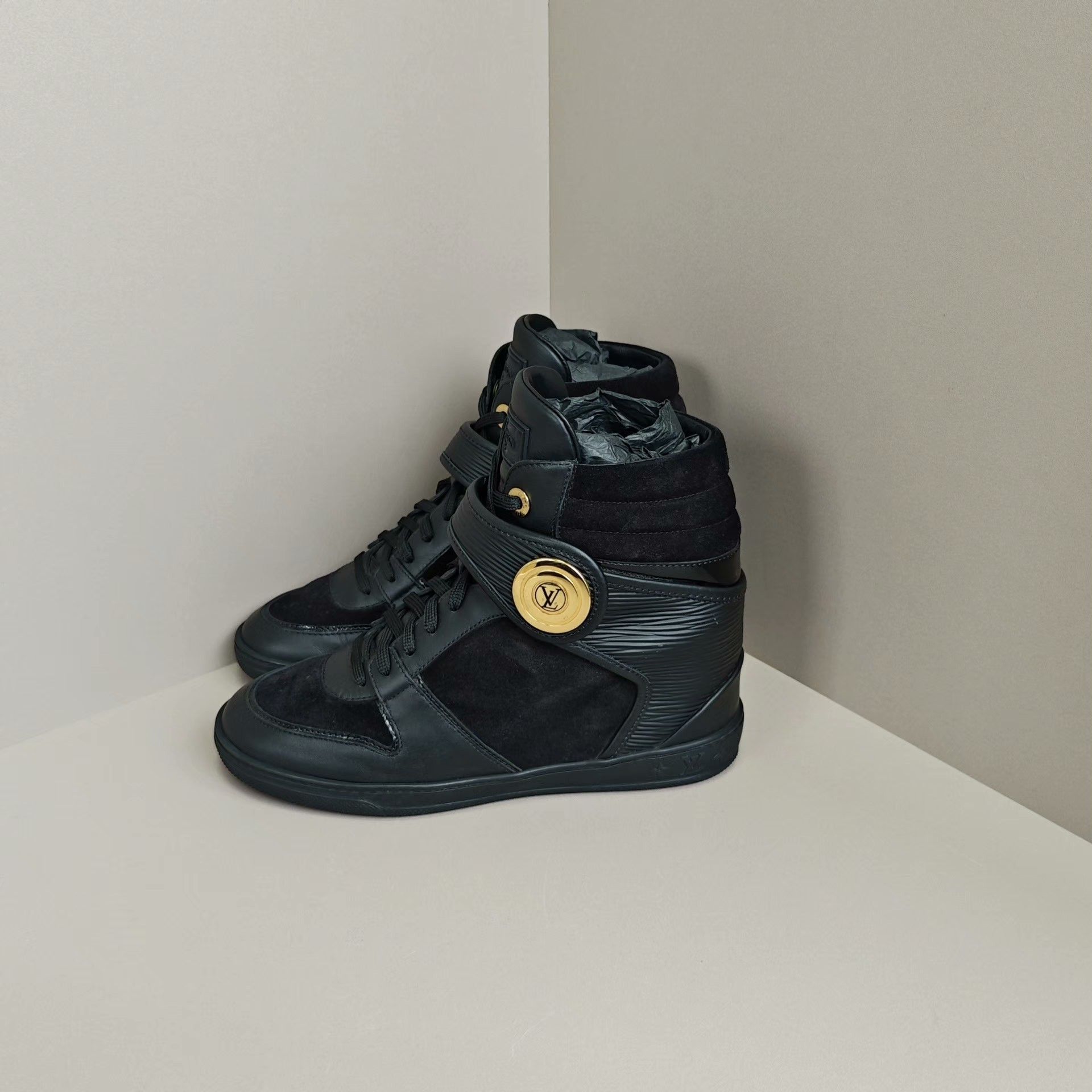 Louis Vuitton Louis Vuitton Casual Gold Hitop Sneakers us_7 Women Size US 7 / IT 37 - 1 Thumbnail