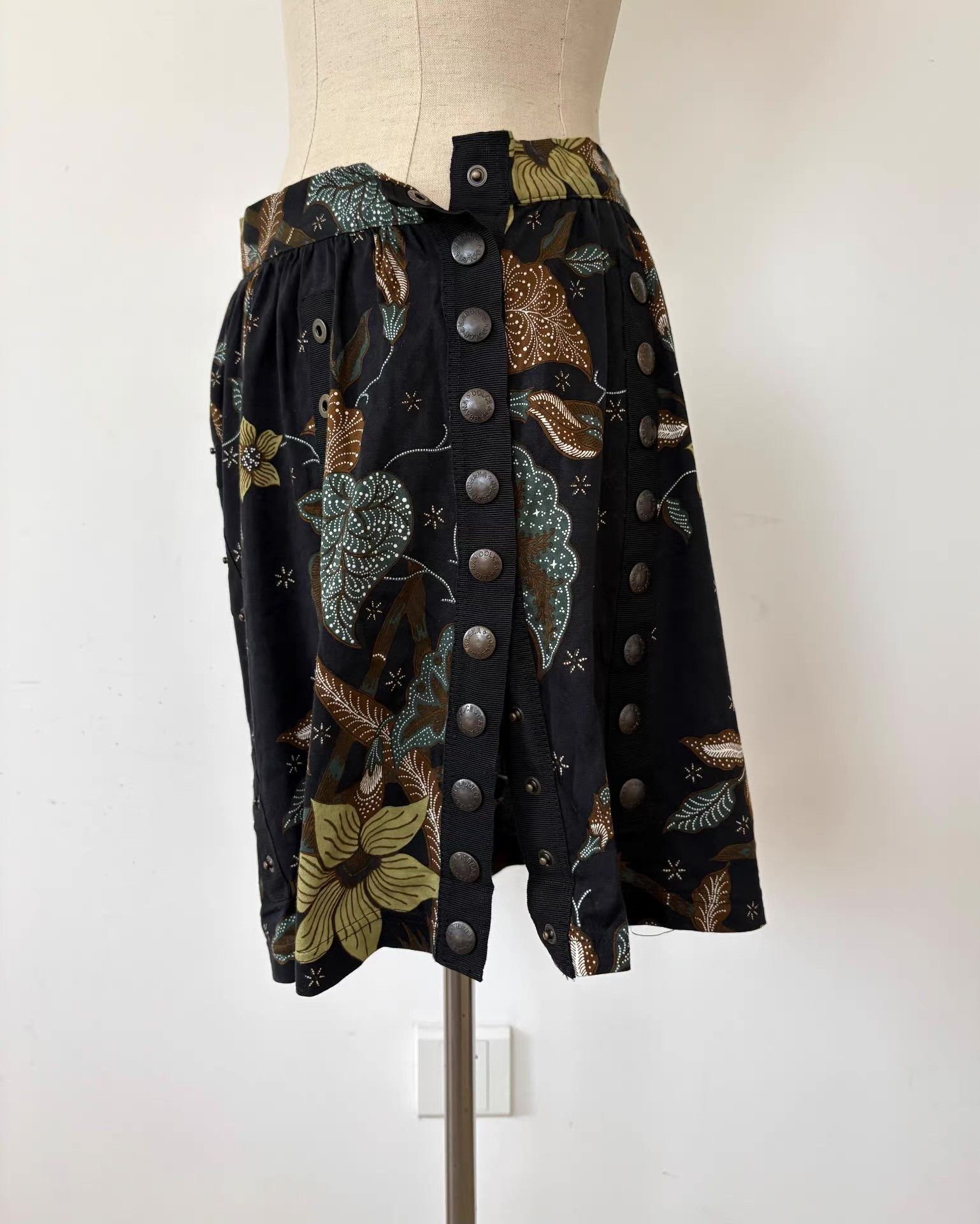 Dolce & Gabbana Dolce & Gabbana Multi-button Printed Mini Skirt。Ｑ21 Size 40" / US 18 - 5 Thumbnail
