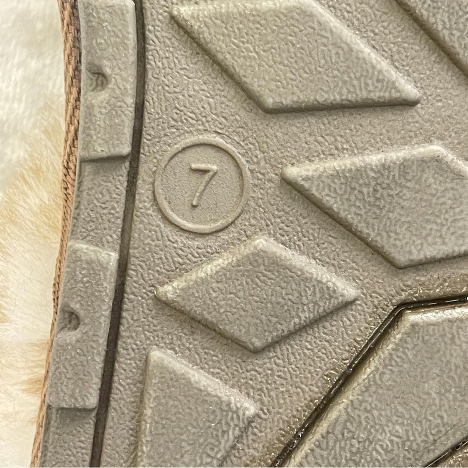 Other Cozy Tan Faux Fur Women's Slippers size 7 Size US 7 / IT 37 - 5 Thumbnail