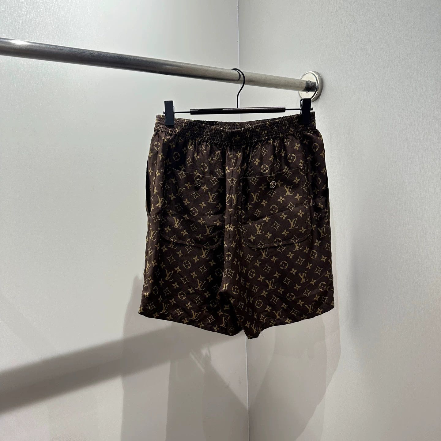 Louis Vuitton Louis Vuitton Monogram All-Over Silk Shorts 34 Size 25" / US 0 / IT 36 - 2 Thumbnail