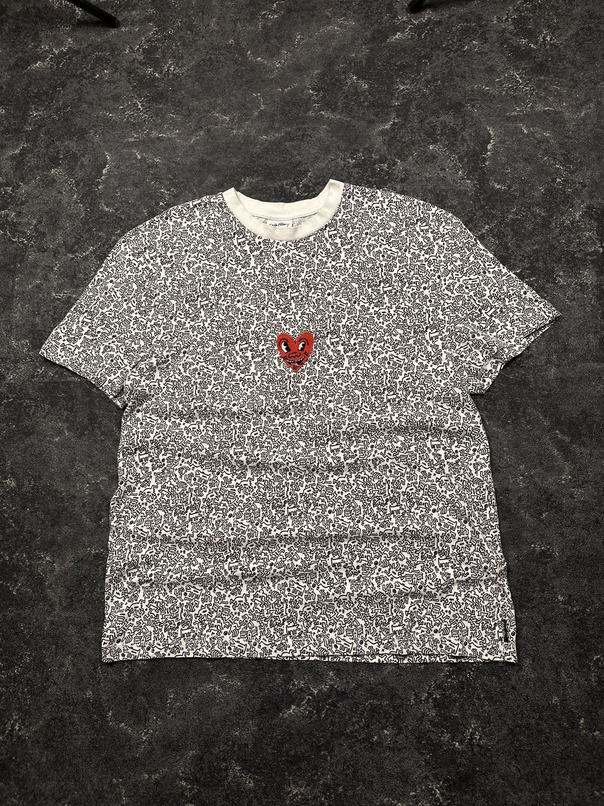 Keith Haring Rare Keith Haring Overprint Centre Heart Logo T-Shirt Size US L / EU 52-54 / 3 - 1 Thumbnail