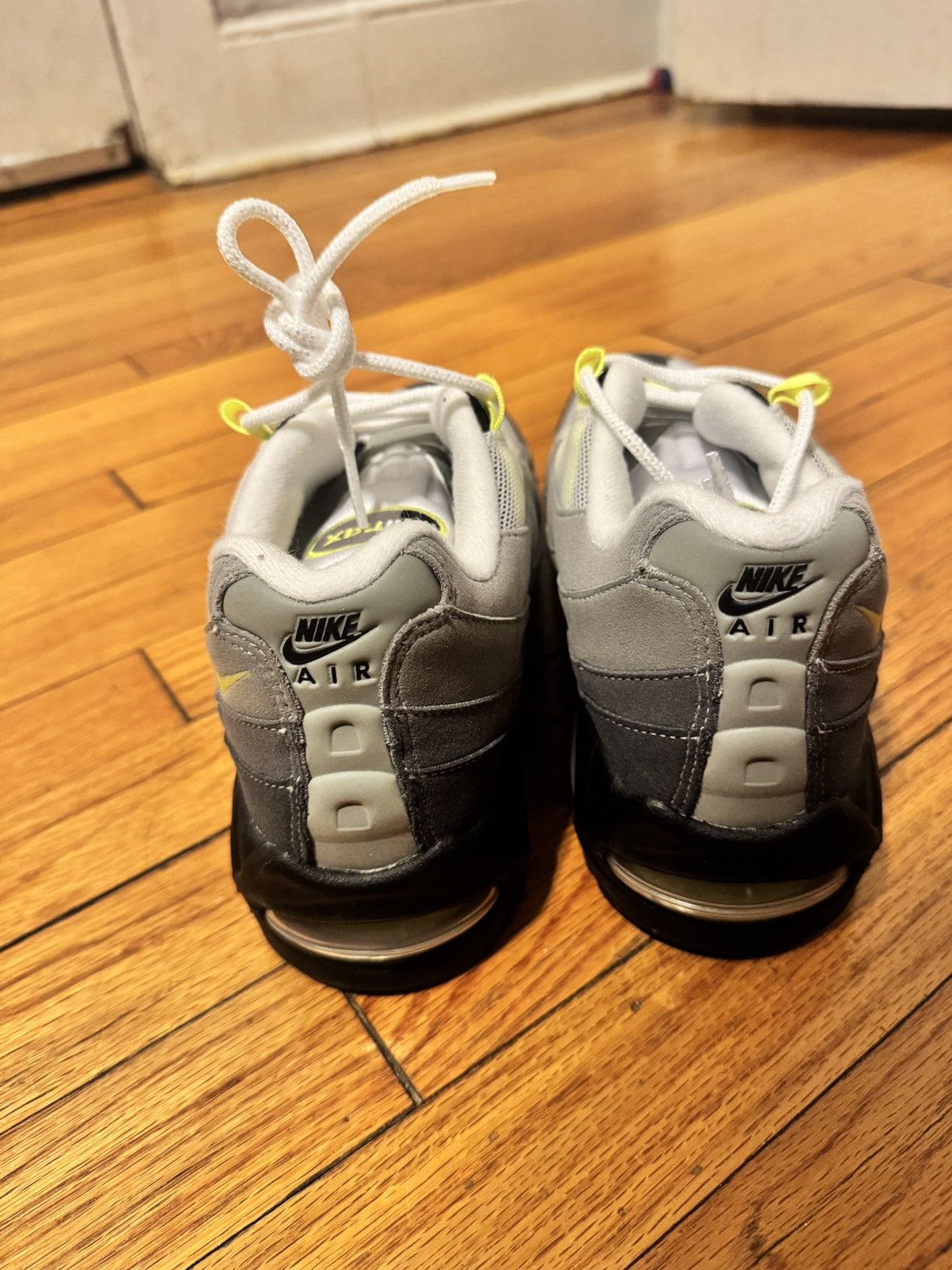 Nike Nike Air Max 95 Neon Size US 8.5 / EU 41-42 - 4 Thumbnail