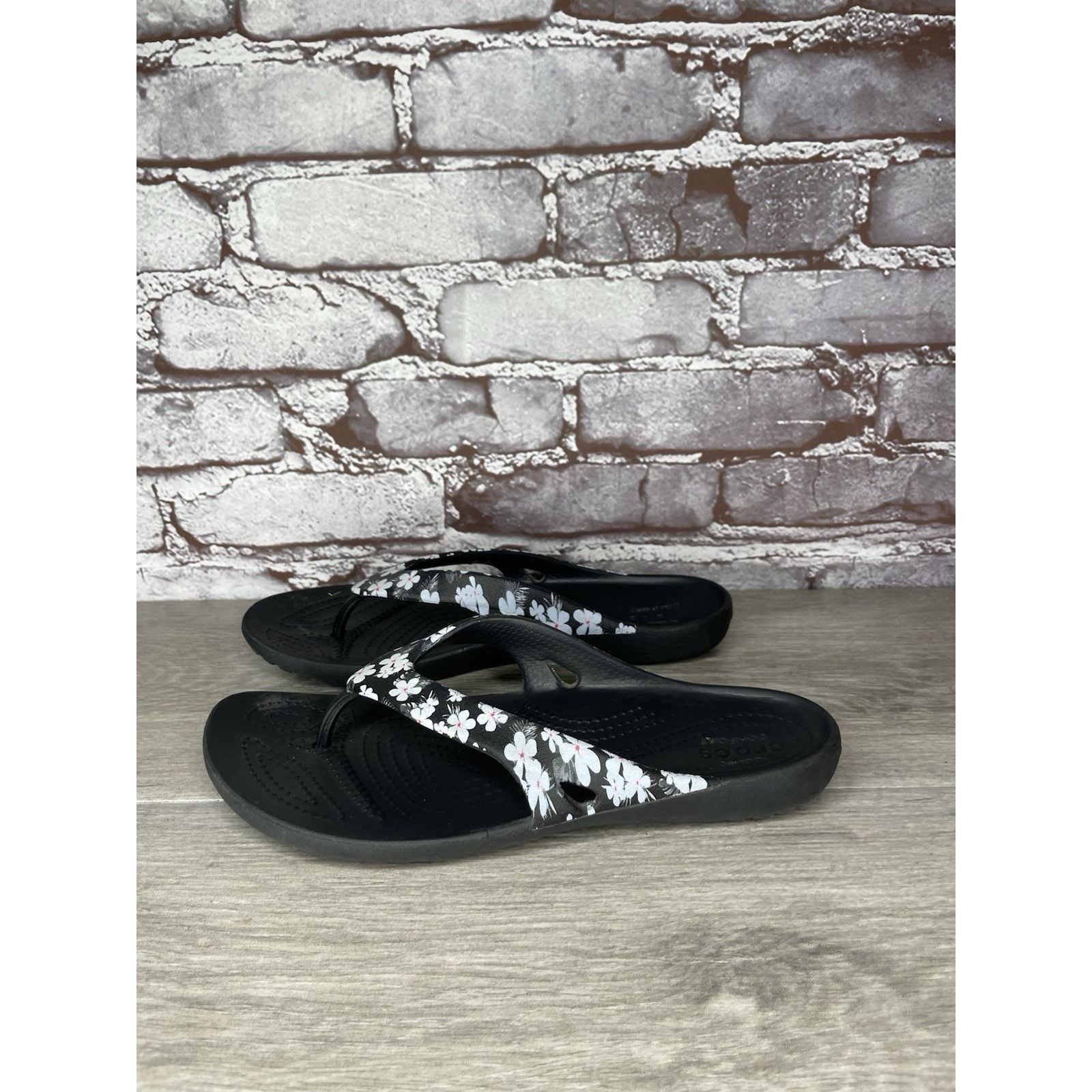 Crocs Crocs Kaydee II Gray Floral Seasonal Thong FlipFlops Sandals Size US 7 / IT 37 - 2 Thumbnail