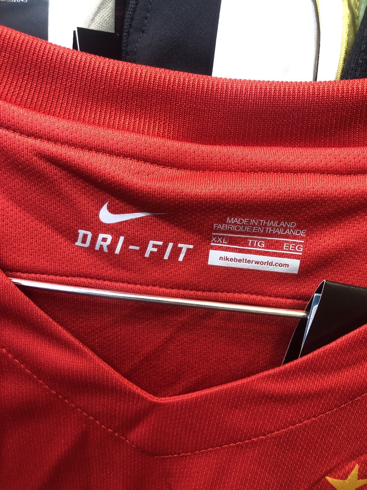 Nike 廣州恆大Guangzhou FC 16/17 home shirt (Bnwt) Size US L / EU 52-54 / 3 - 7 Thumbnail