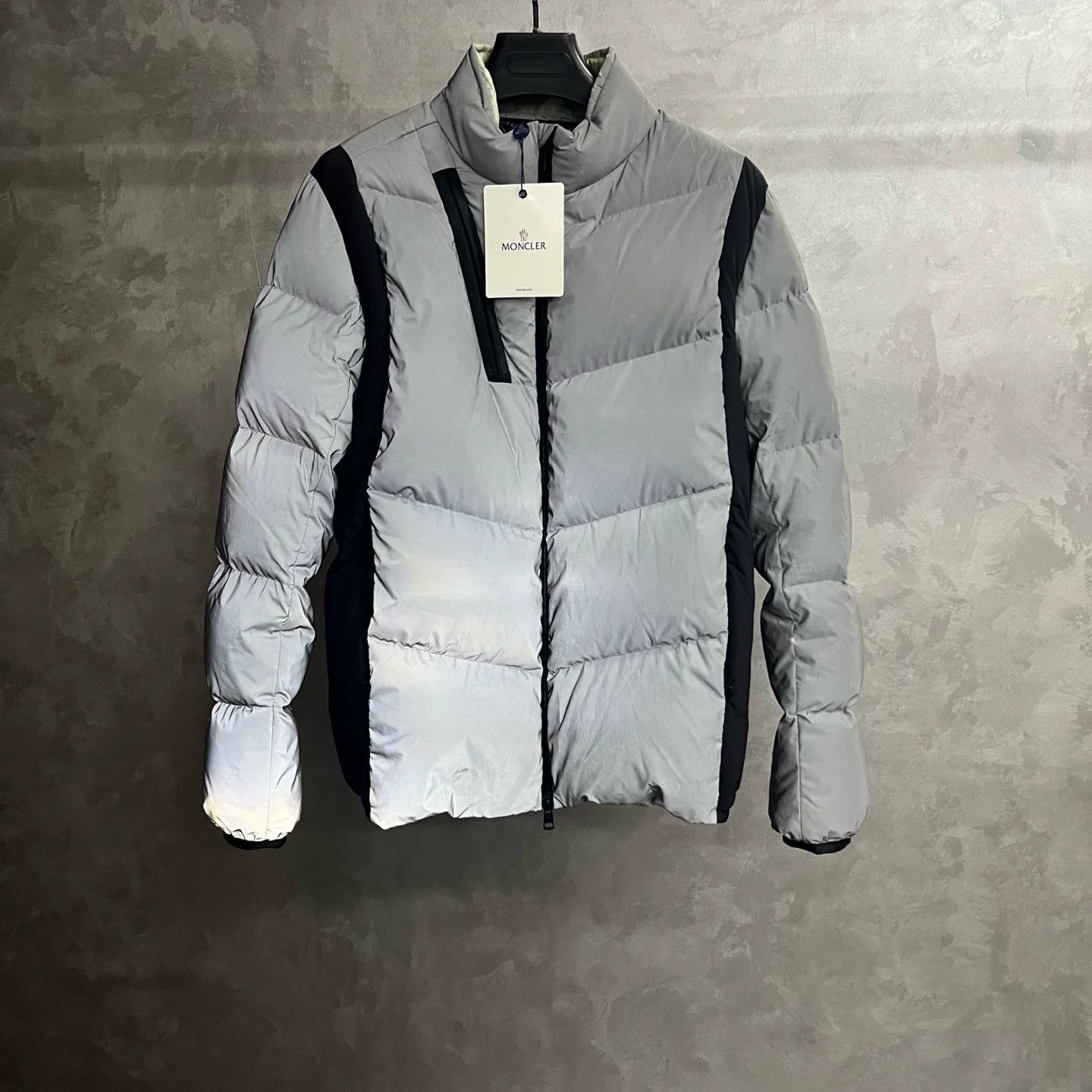 Moncler Moncler Reflective Gray Down Jacket 4 Women Size XS / US 0-2 / IT 36-38 - 1 Thumbnail