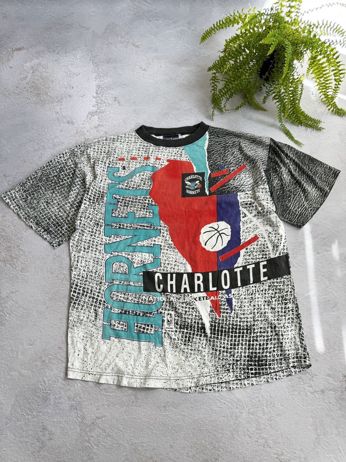 Spalding Vintage Spalding Charlotte Hornets T-Shirt 90s Size US XL / EU 56 / 4 - 2 Thumbnail