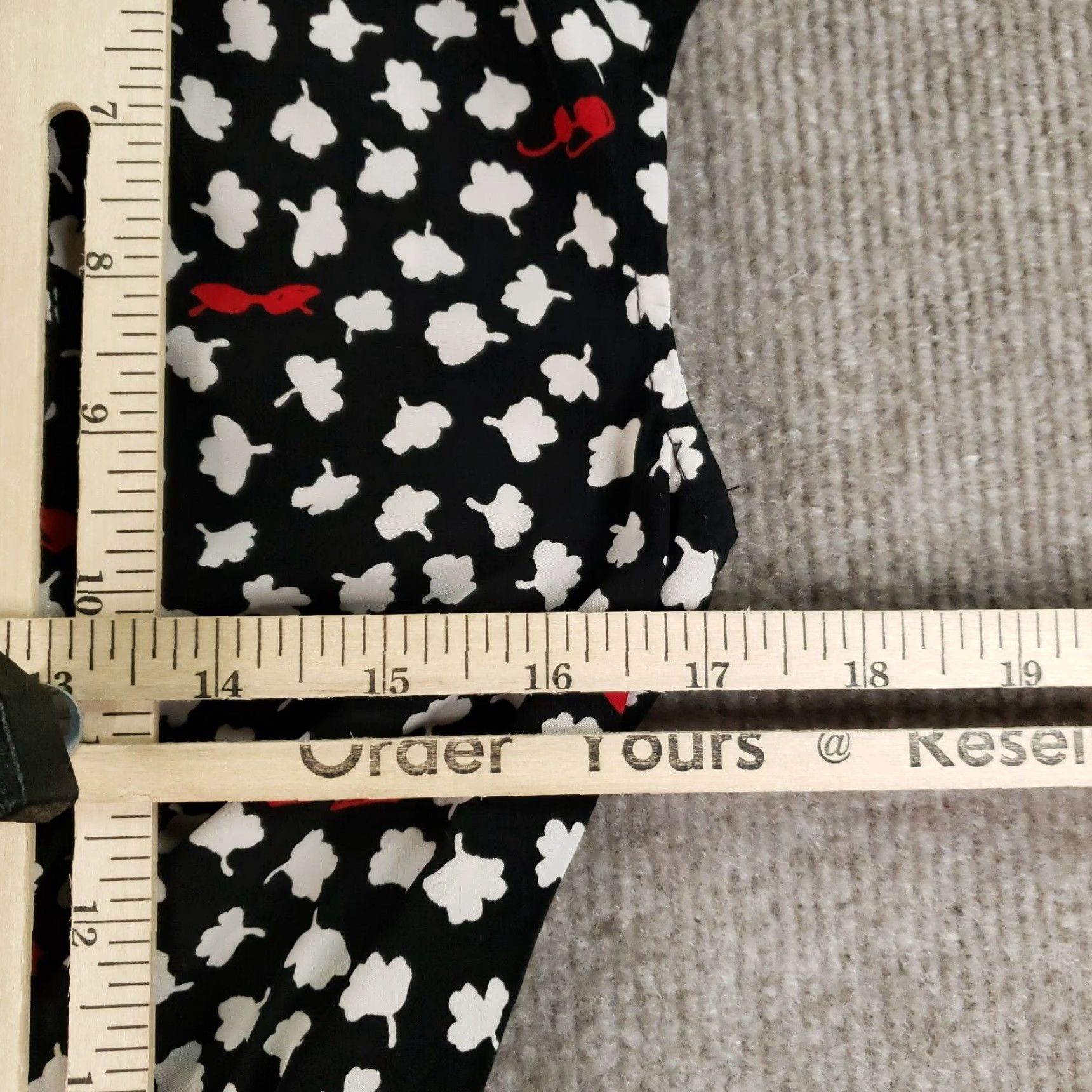 Vintage Maeve Dress Womens Small Short Sleeve Black Red White Floral Mini V-Neck Pullover Size 28" / US 6 / IT 42 - 3 Thumbnail