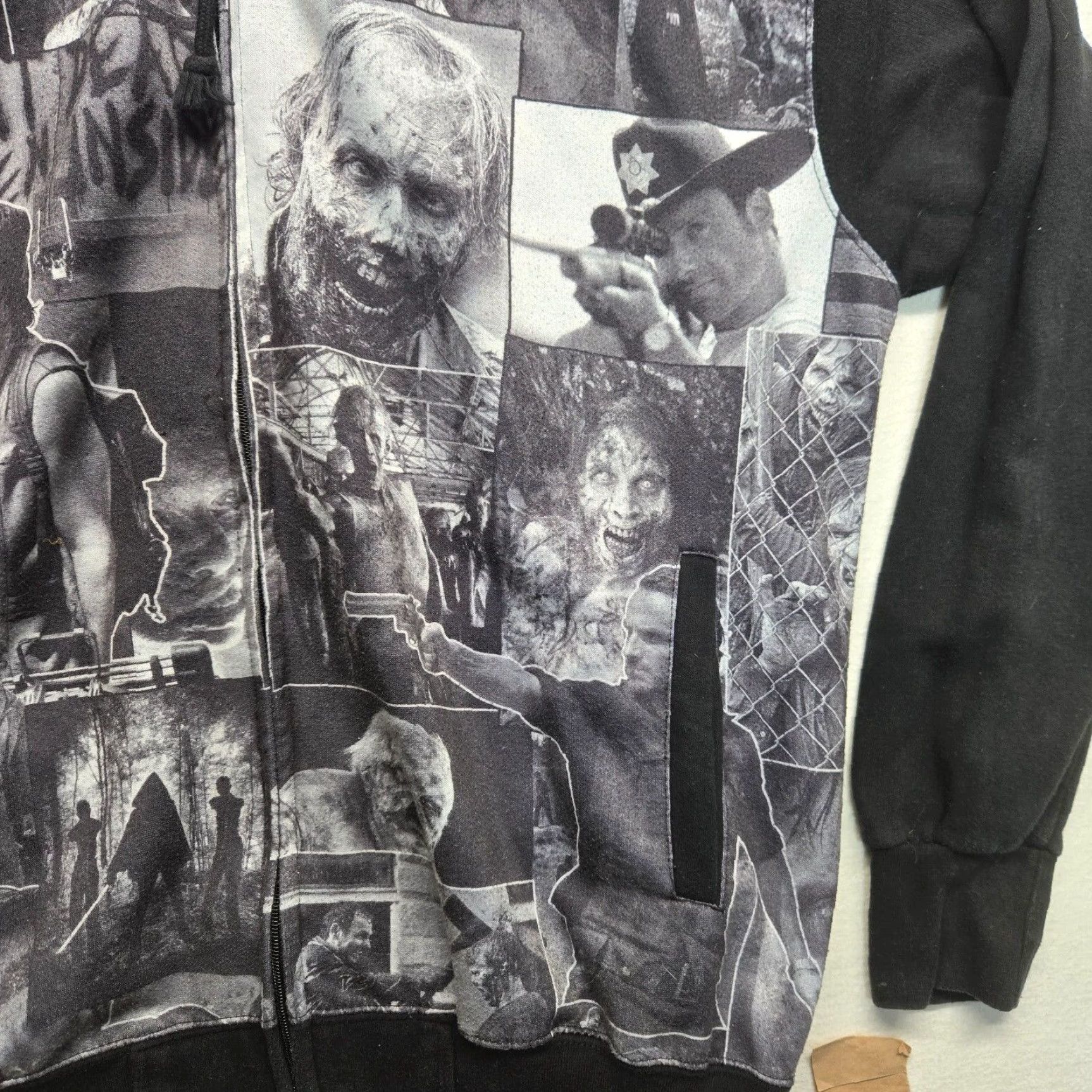 Vintage VINTAGE The Walking Dead Hoodie Daryl Image Sublimation ZIP Large Black Graphic Mens L Hoodie Size US L / EU 52-54 / 3 - 3 Thumbnail