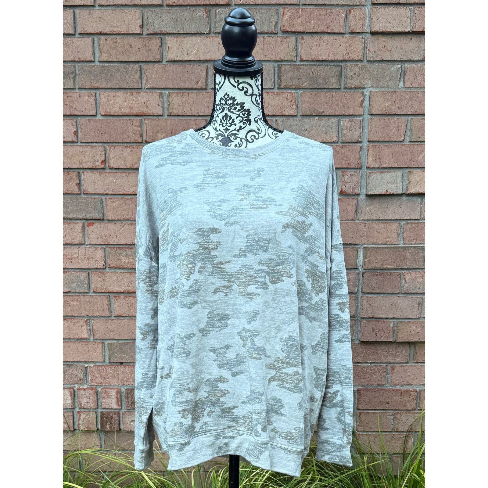 Athleta GUC Athleta Women's Gray Camouflage Sweatshirt Size Large Size L / US 10 / IT 46 - 1 Thumbnail