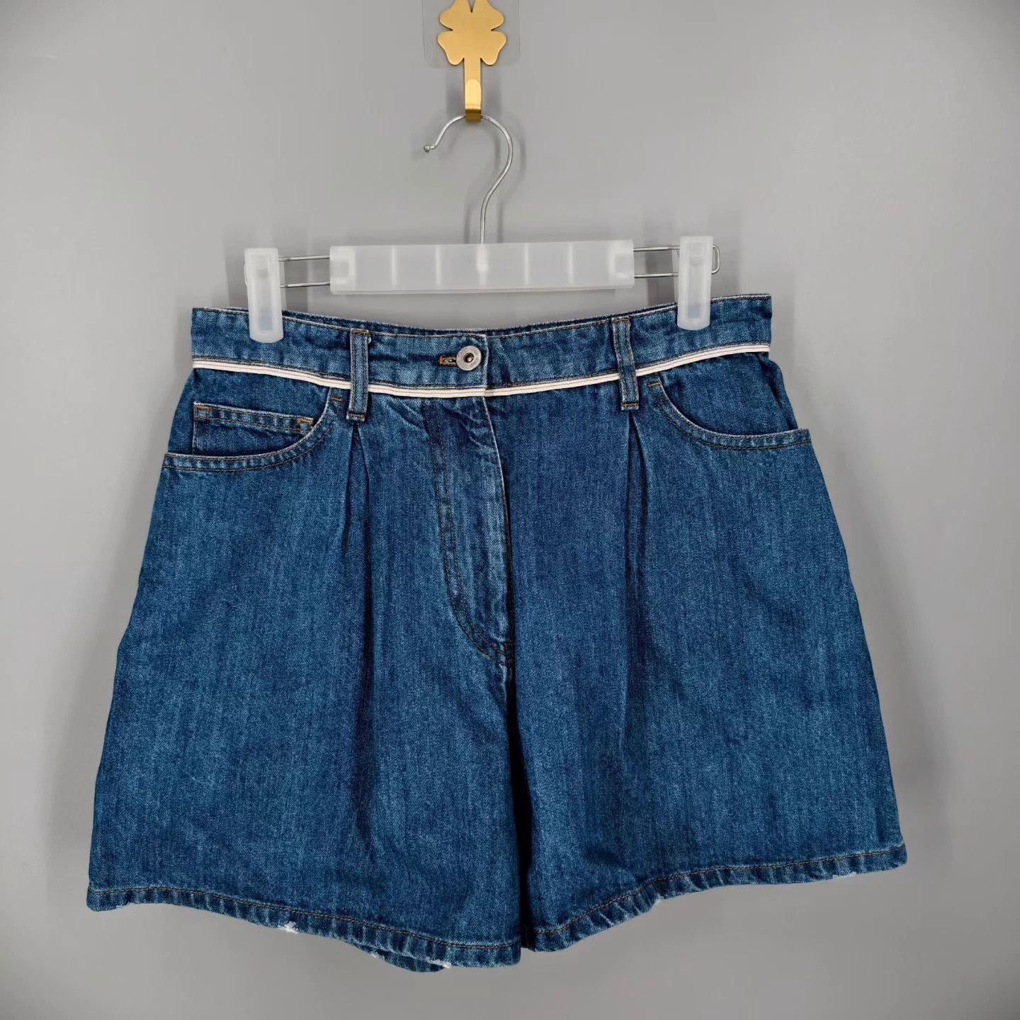 Miu Miu MIU MIU Letter Logo Shorts Size 26 99% Condition Size 26" / US 2 / IT 38 - 1 Thumbnail