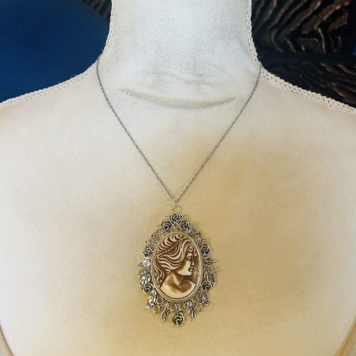 Handmade Handcrafted vintage high dome Victorian lady cameo necklace Size ONE SIZE - 3 Thumbnail