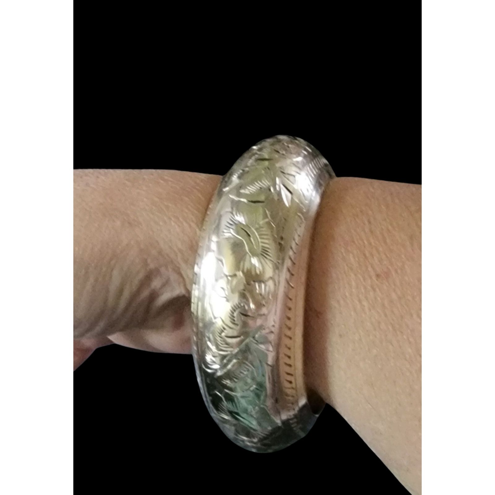 The Unbranded Brand Costume Brass Embossed Design bangle bracelet fashion 0174B Size ONE SIZE - 1 Thumbnail