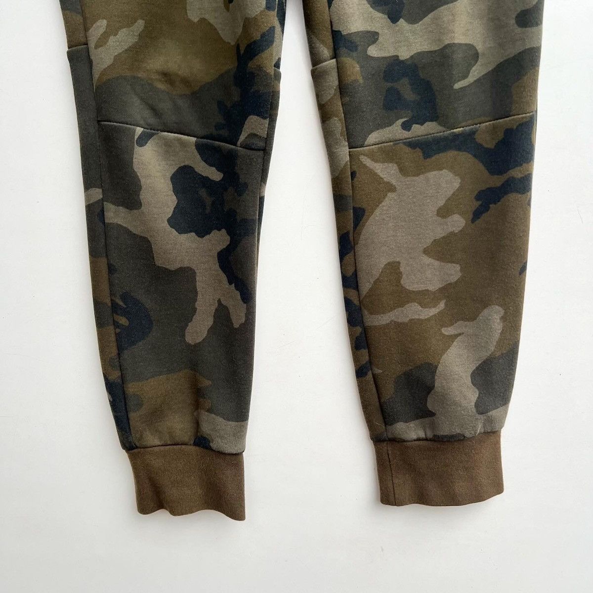 Nike Nike tech fleece pants camo Size US 32 / EU 48 - 4 Thumbnail