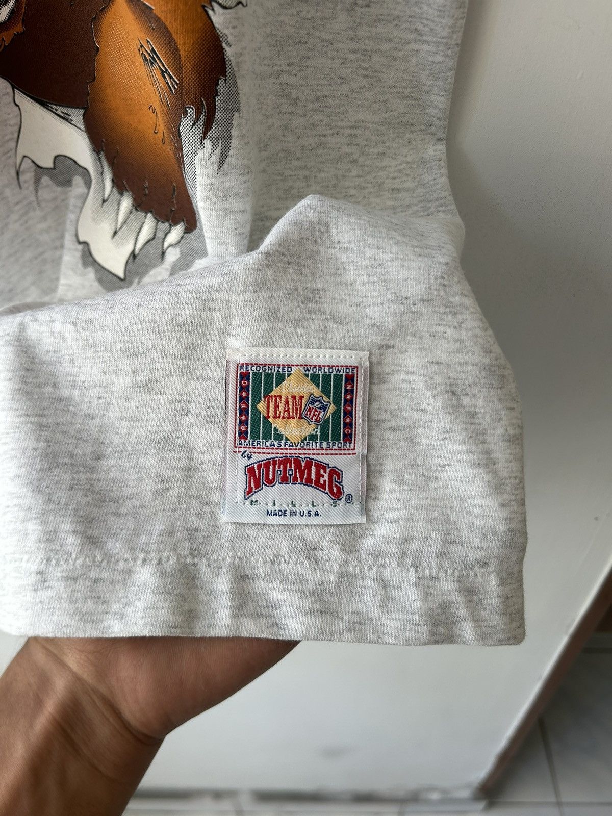 Vintage Vintage 1993 NFLP Chicago Bears Nutmeg Mirror Print Tee Size US L / EU 52-54 / 3 - 4 Thumbnail