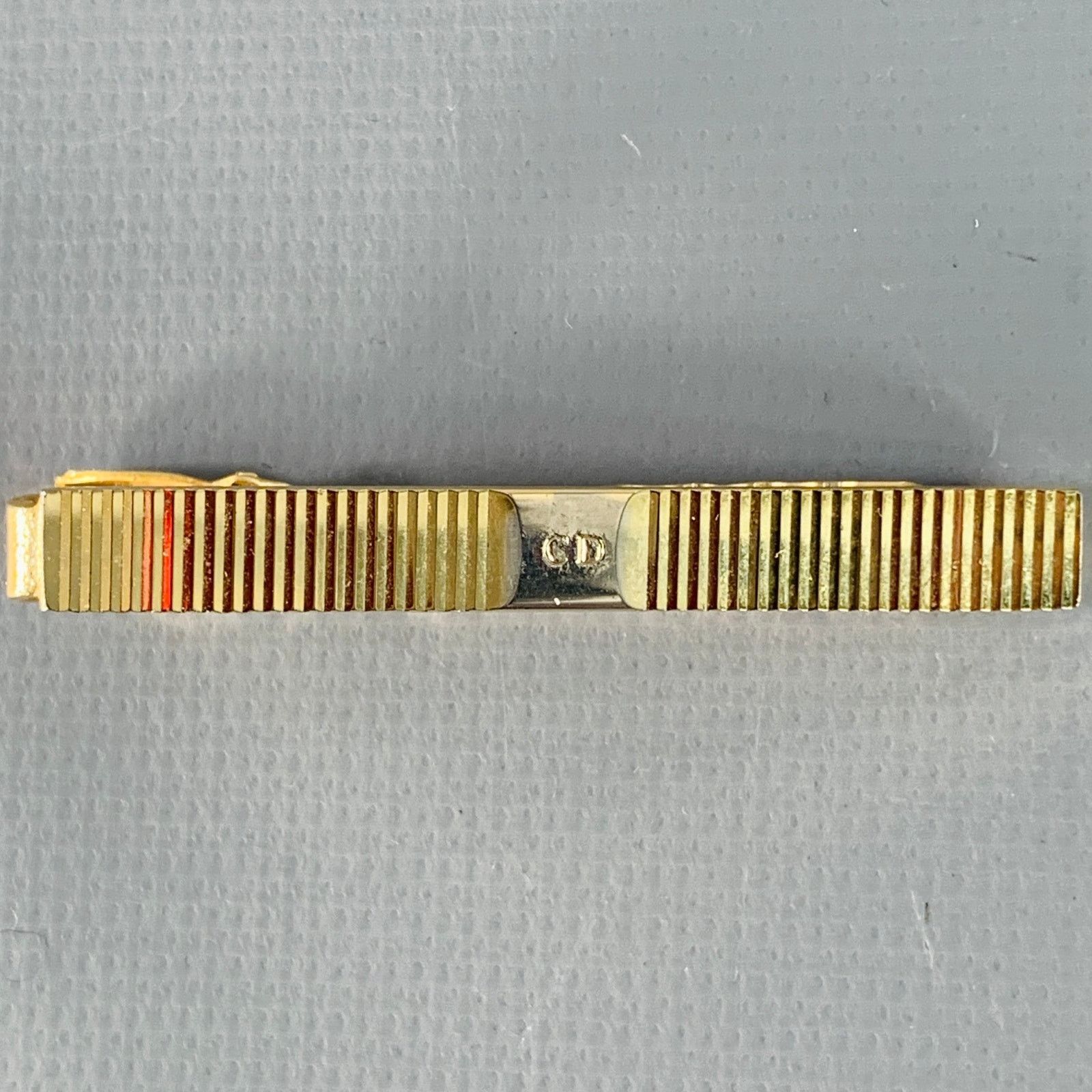 Dior CHRISTIAN DIOR Vintage Gold Engraved Metal Tie Clip Size ONE SIZE - 1 Thumbnail