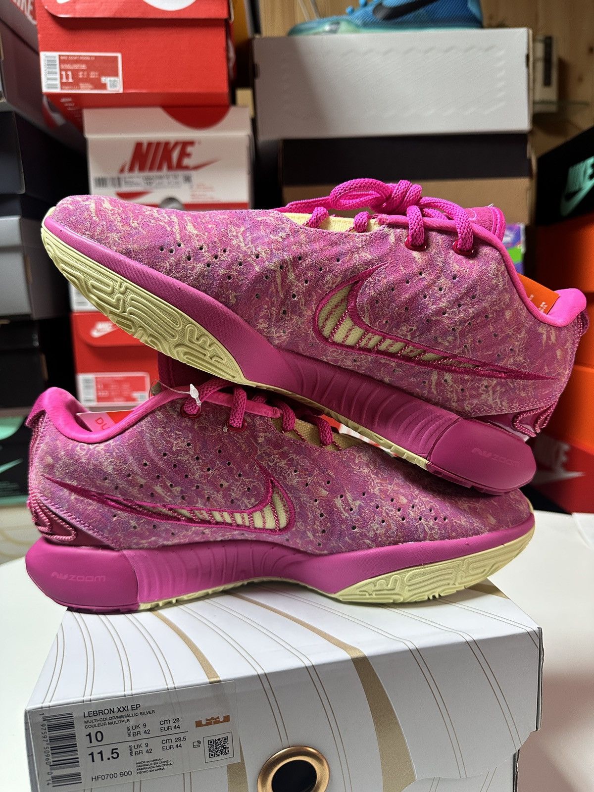 Nike New Lebron XXI The World Is Your Oyster Pin Size 10 US Men Size US 10 / EU 43 - 2 Thumbnail