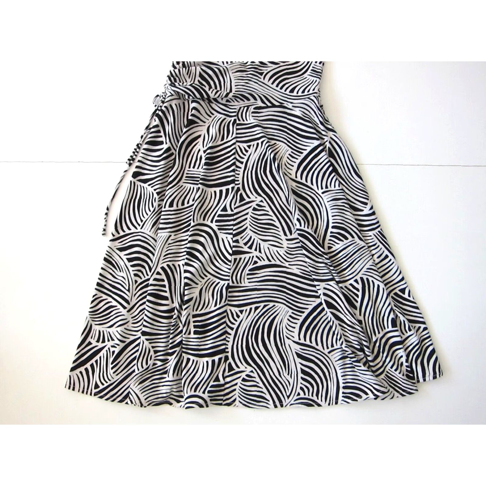 Vintage Maggy L Black White Abstract Stretch V-Neck Ruched Short Sleeve Empire Dress 8 Size 30" / US 8 / IT 44 - 7 Thumbnail