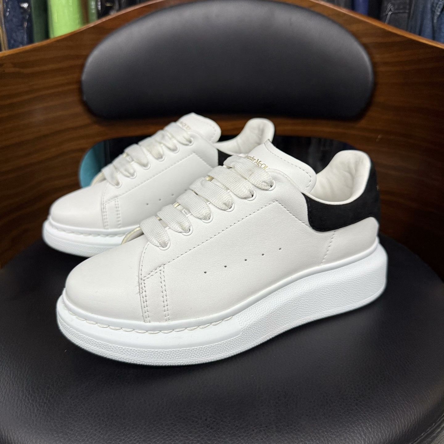 Alexander McQueen Alexander McQueen Black Lowtop Sneakers 33 Men Size US 5 / EU 37 - 1 Thumbnail