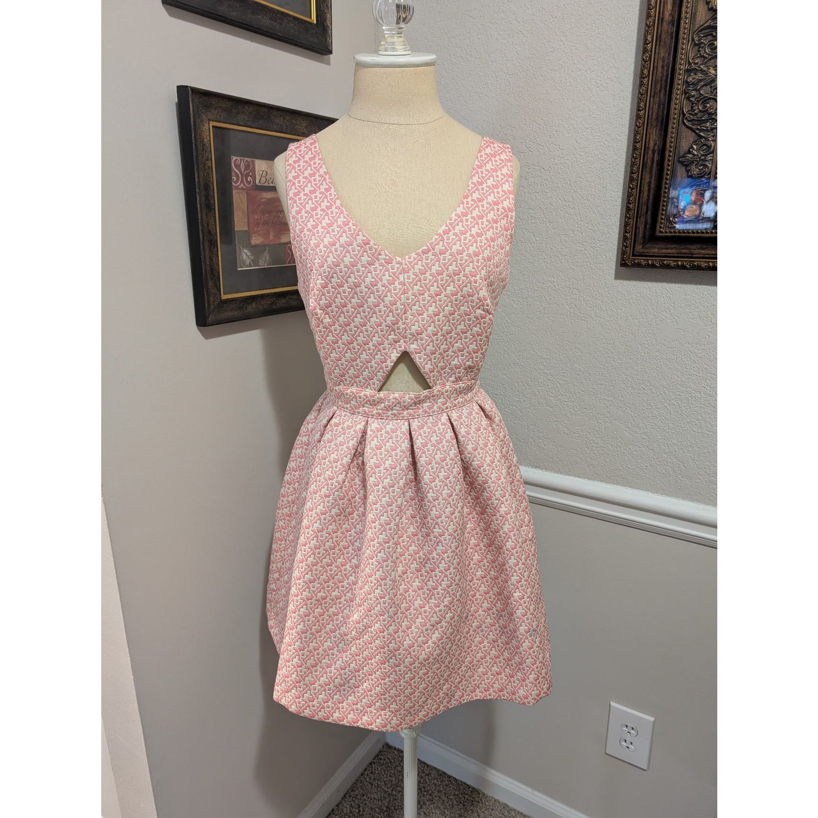 Guess Guess Pink & Cream Keyhole Fit-and-Flare Dress – Small Size S / US 4 / IT 40 - 2 Thumbnail