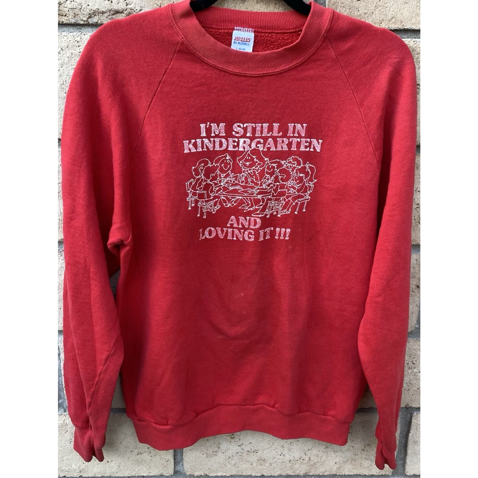 Jerzees VINTAGE Im Still In Kindergarten And Loving It Raglan Sweatshirt Worn Distressed Mens L Red Jerzees Graphic Print Cotton Blend Pullover Long Sleeve Size US L / EU 52-54 / 3 - 4 Thumbnail