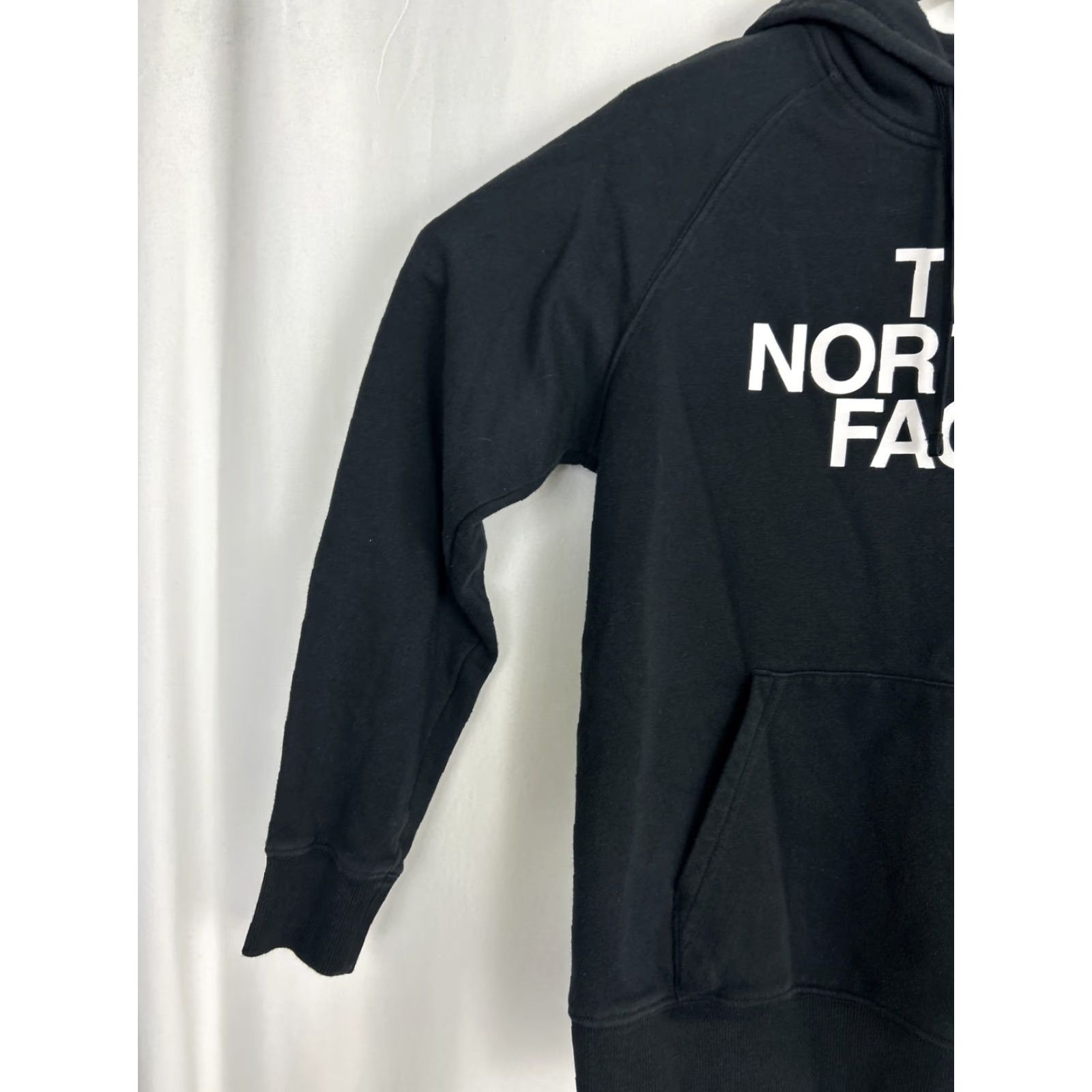 The North Face VINTAGE North Face Womens Medium Black White Spellout Pullover Hoodie Size M / US 6-8 / IT 42-44 - 2 Thumbnail