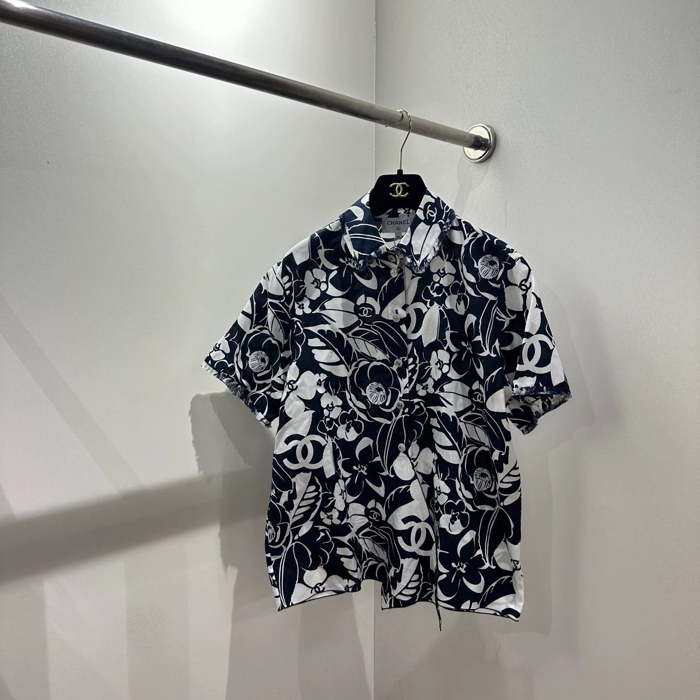 Chanel Chanel apr621 full camellia print short-sleeve shirt 34 Size XS / US 0-2 / IT 36-38 - 1 Thumbnail