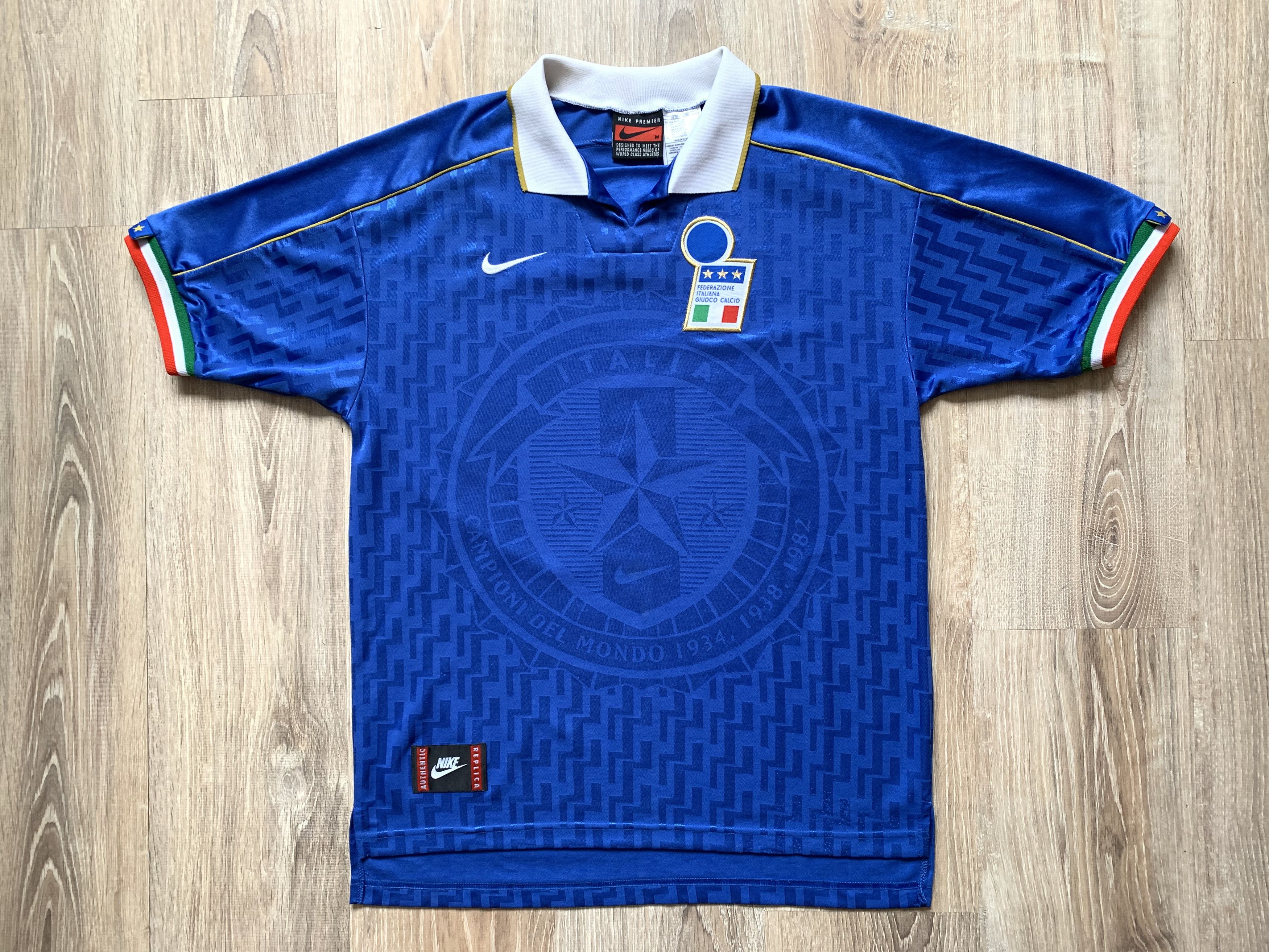 Nike × Vintage Vintage Nike Italy Home Football Shirt 1994-1996 Size US M / EU 48-50 / 2 - 1 Thumbnail