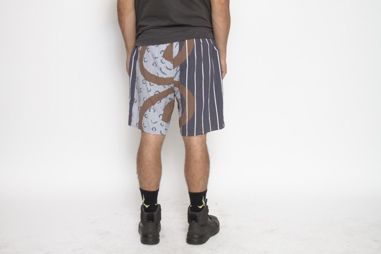 Vintage BLUE ALL OVER PRINT AND STRIPED GRAPHIC SWIM SHORTS Size US 36 / EU 52 - 4 Thumbnail