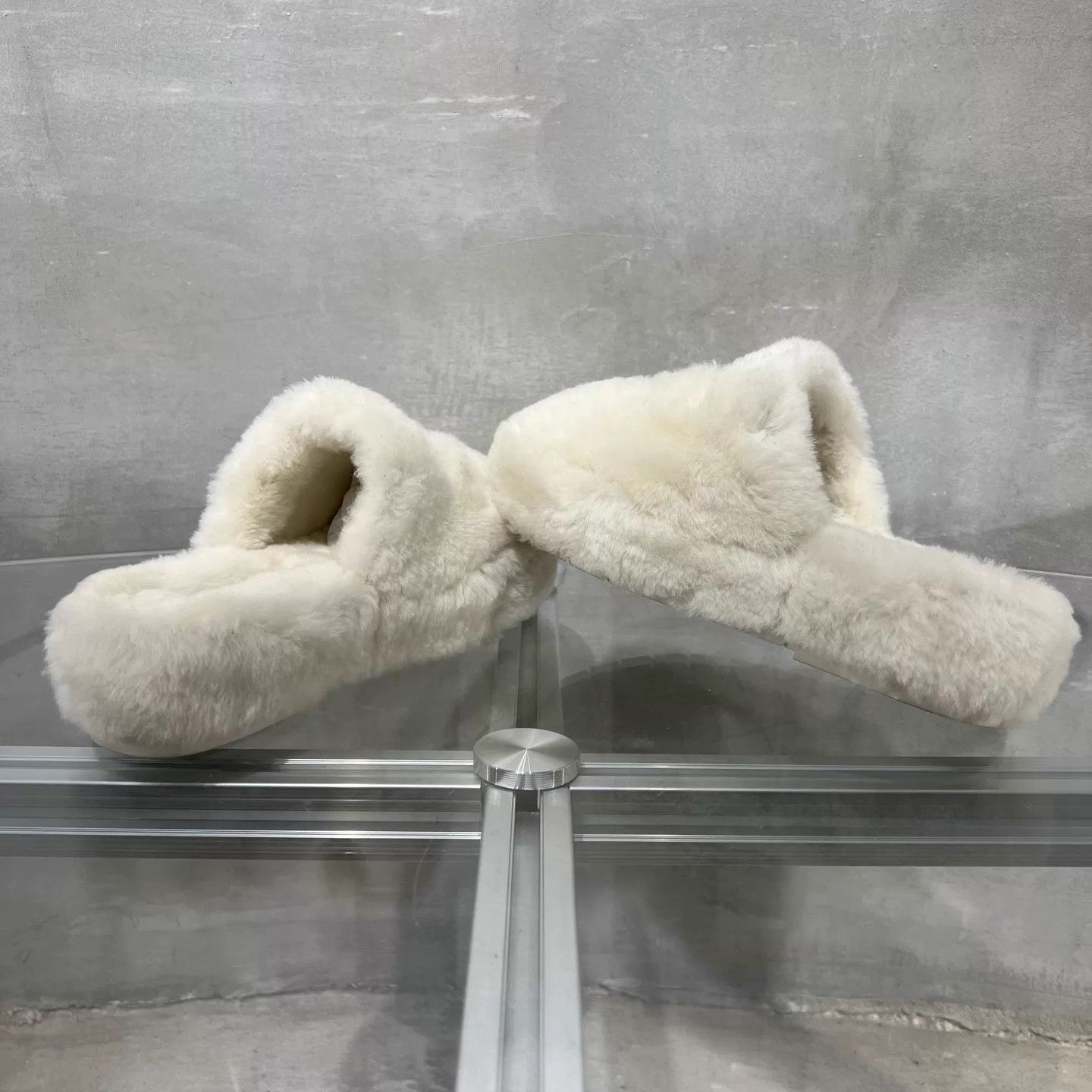 Chanel Chanel 24B white fur slides bag NWT try 36 YH25755 Size US 5.5 / IT 35.5 - 5 Thumbnail