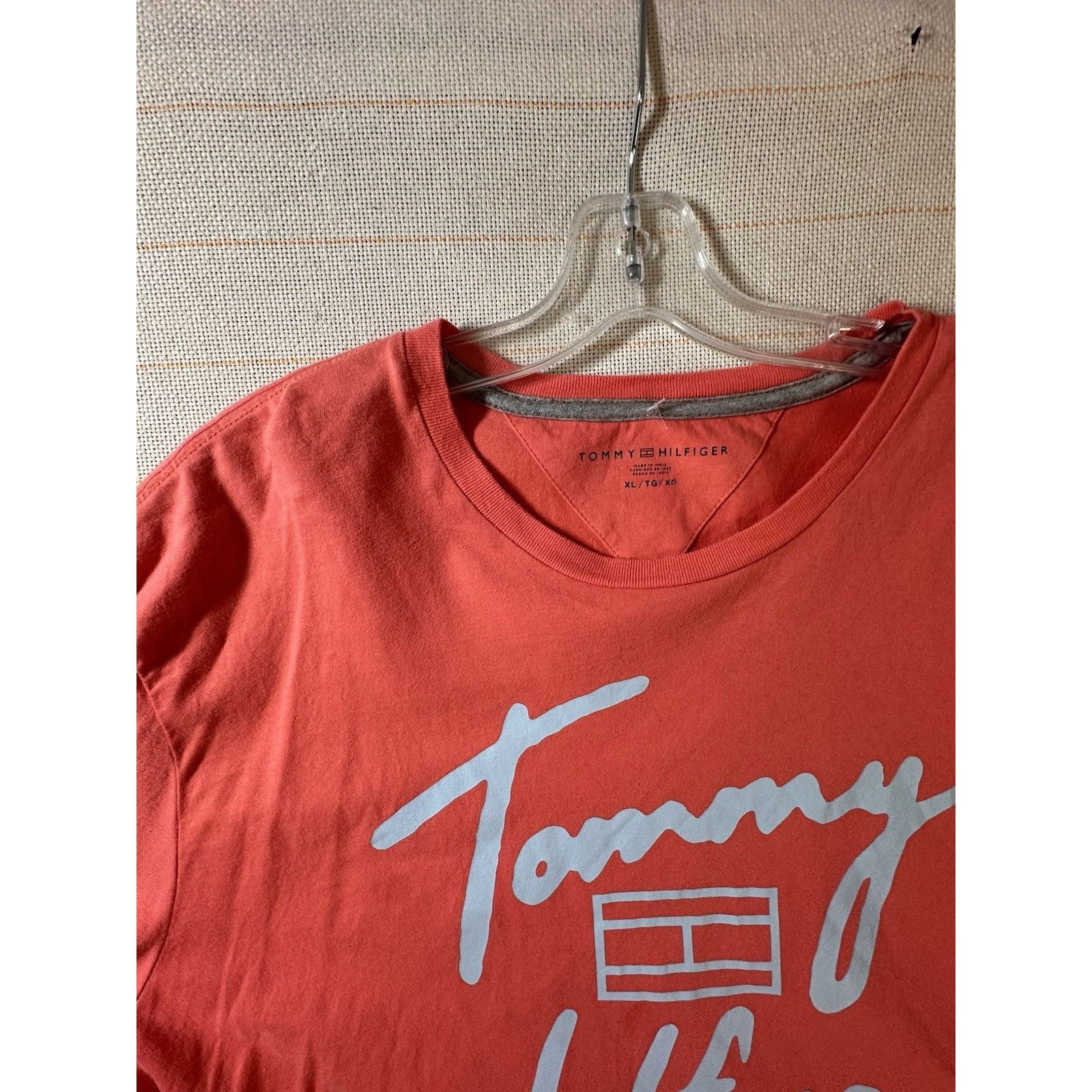 Tommy Hilfiger Tommy Hilfiger T-Shirt Coral Script Logo Size US XL / EU 56 / 4 - 5 Thumbnail