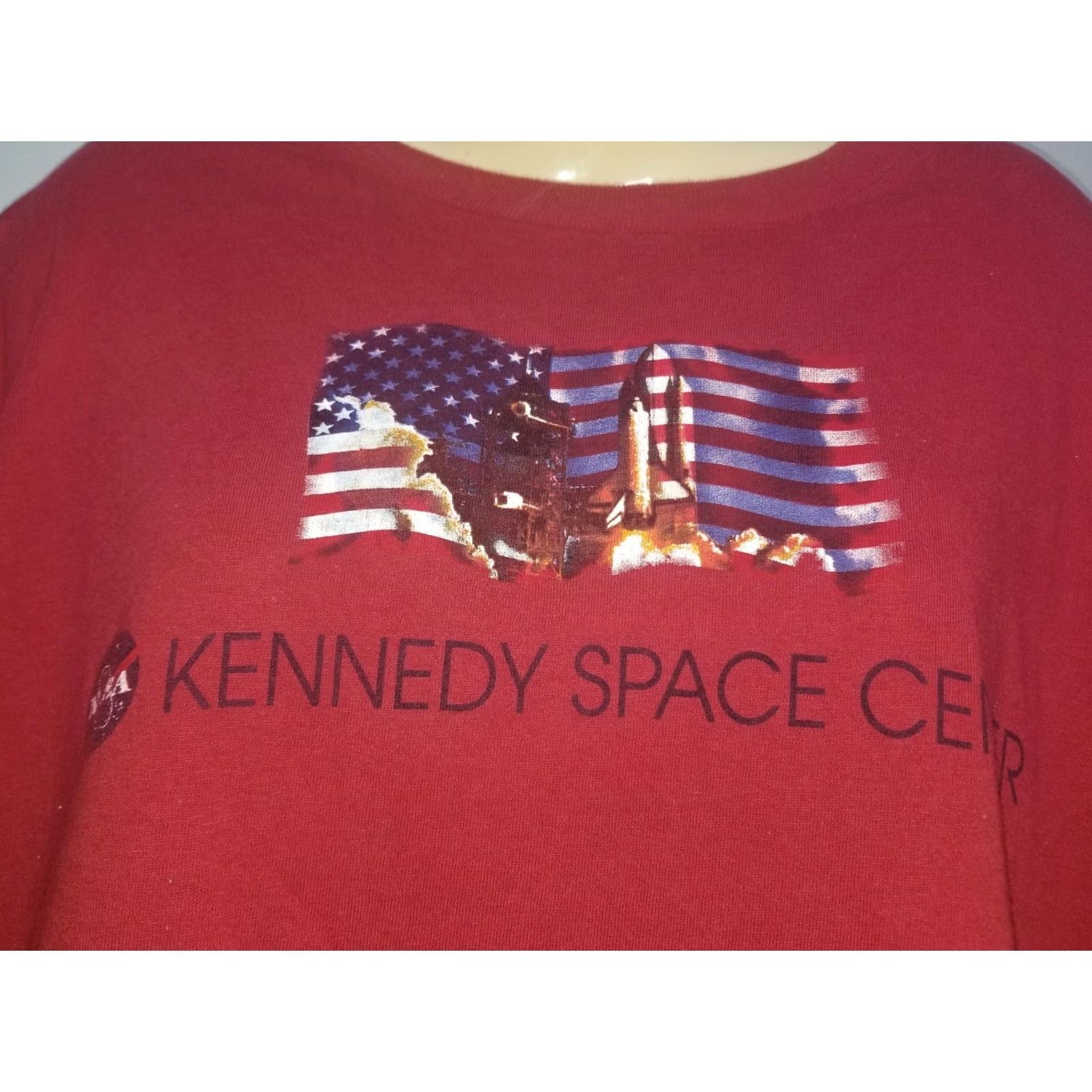 Vintage VINTAGE Kennedy Space Center NASA Flag Astronaut t shirt Mens XL Red Crew Neck Short Sleeve Graphic Tee صنع Size US XL / EU 56 / 4 - 7 Thumbnail