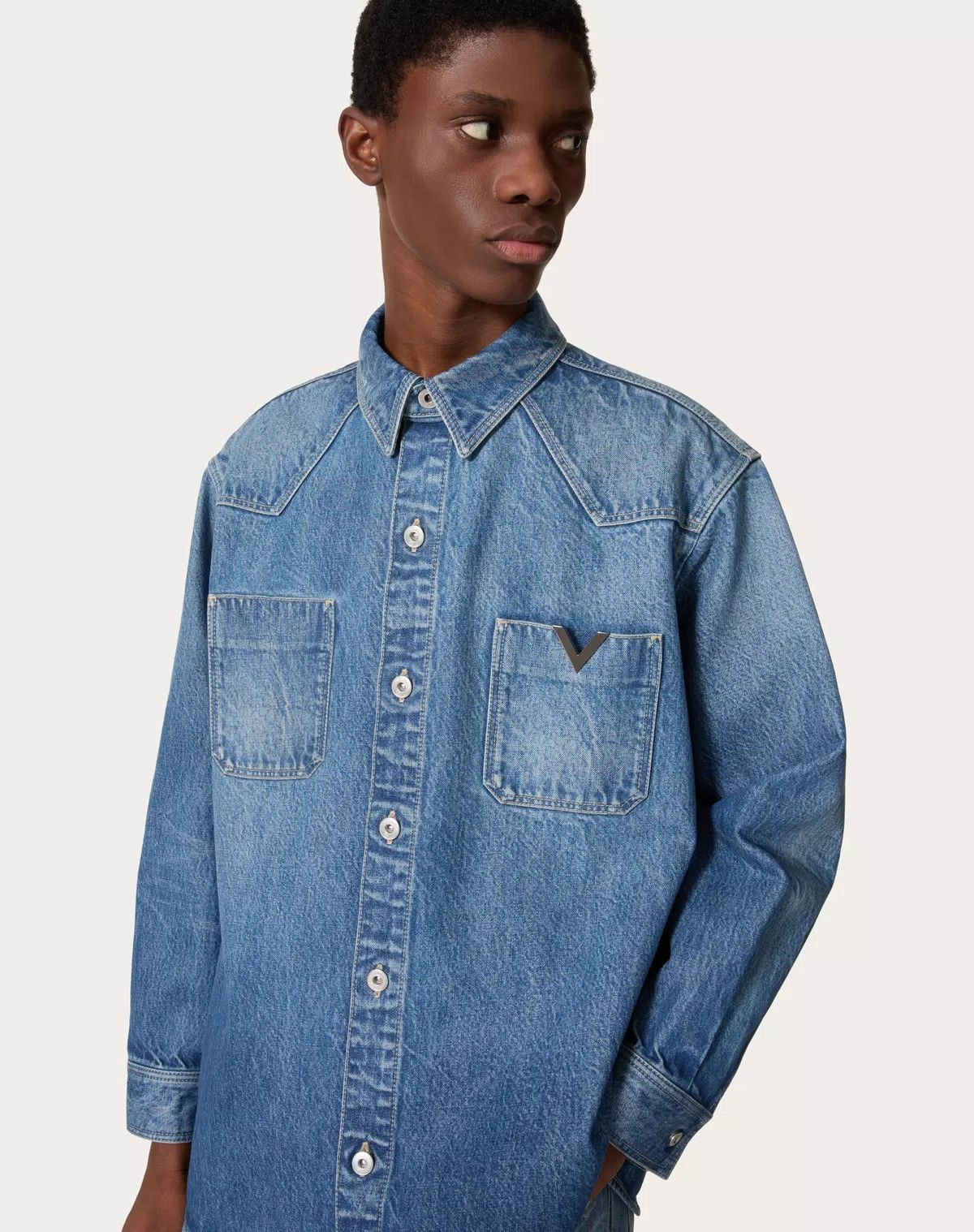 Valentino oc11z0725 Denim Shirt With Metallic V Detail in Medium Blue Size US M / EU 48-50 / 2 - 7 Thumbnail