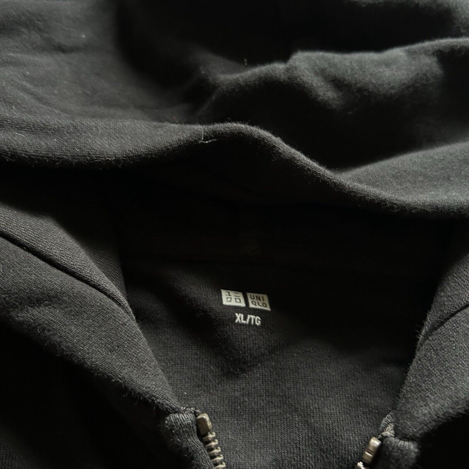 Uniqlo Uniqlo Black Blank Basic Zip Up Hoodie Men's XL Black Faded Size US XL / EU 56 / 4 - 3 Thumbnail