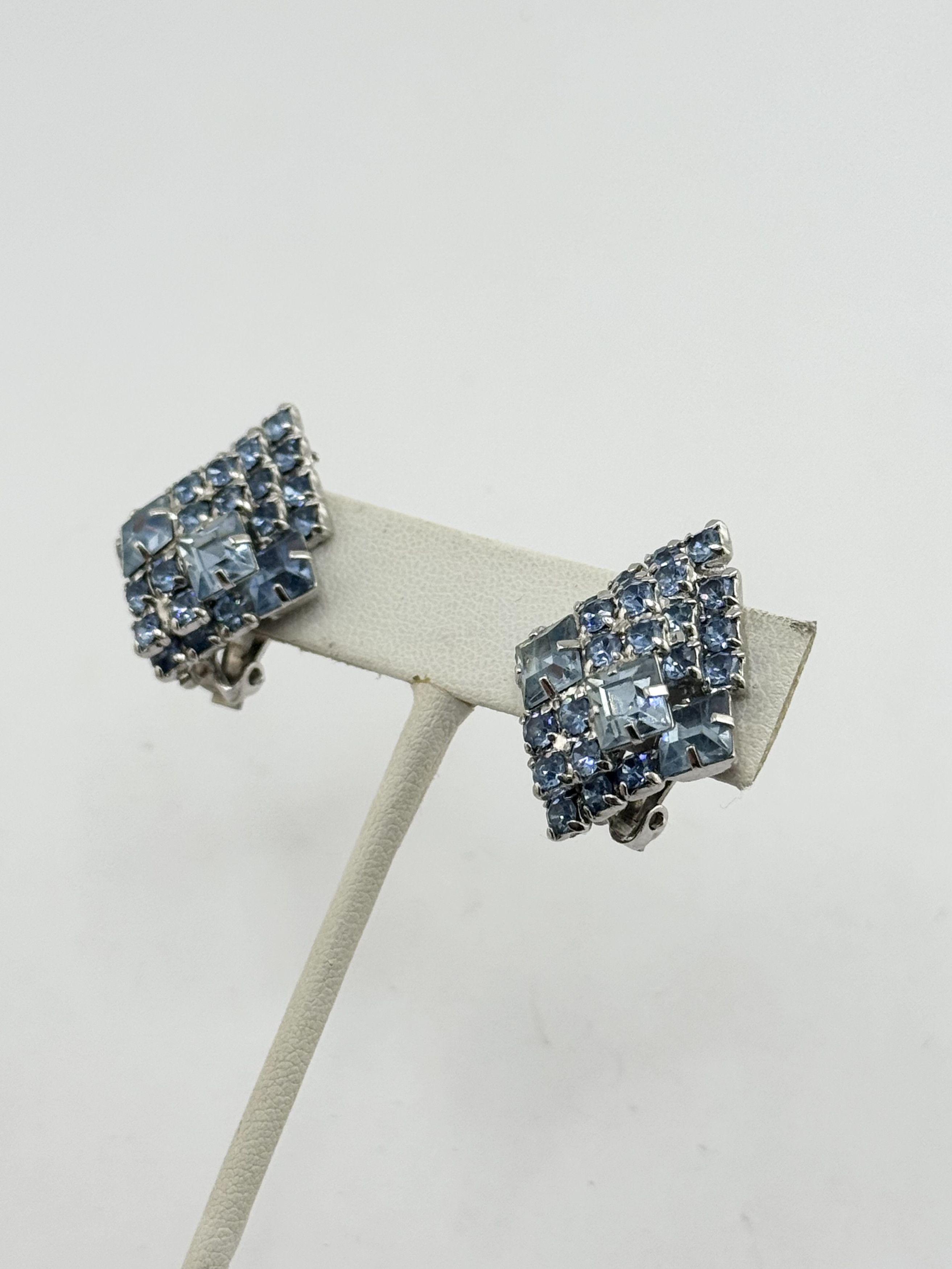 Vintage Vintage blue glass rhinestone clip on earrings Size ONE SIZE - 3 Thumbnail