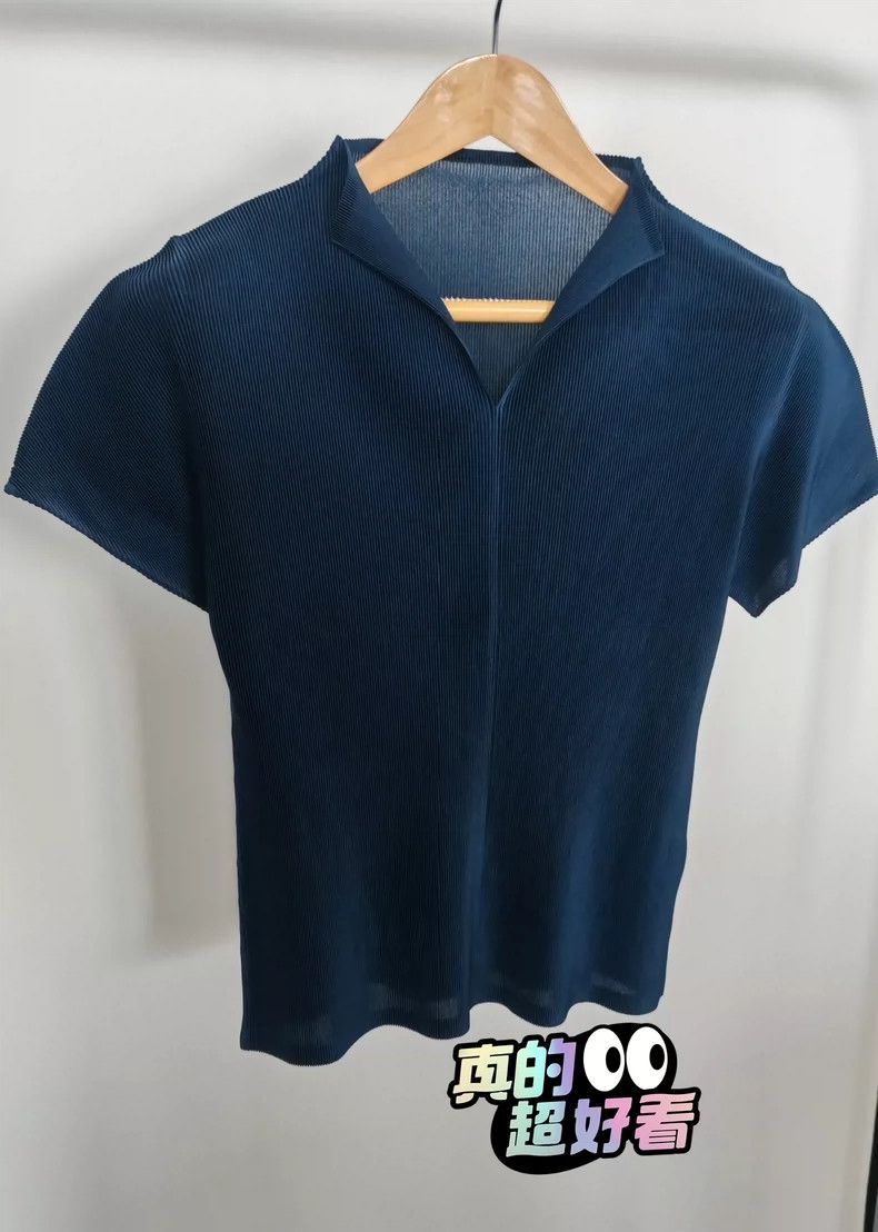 Issey Miyake size:3 Dark blue pleated V-neck short-sleeved