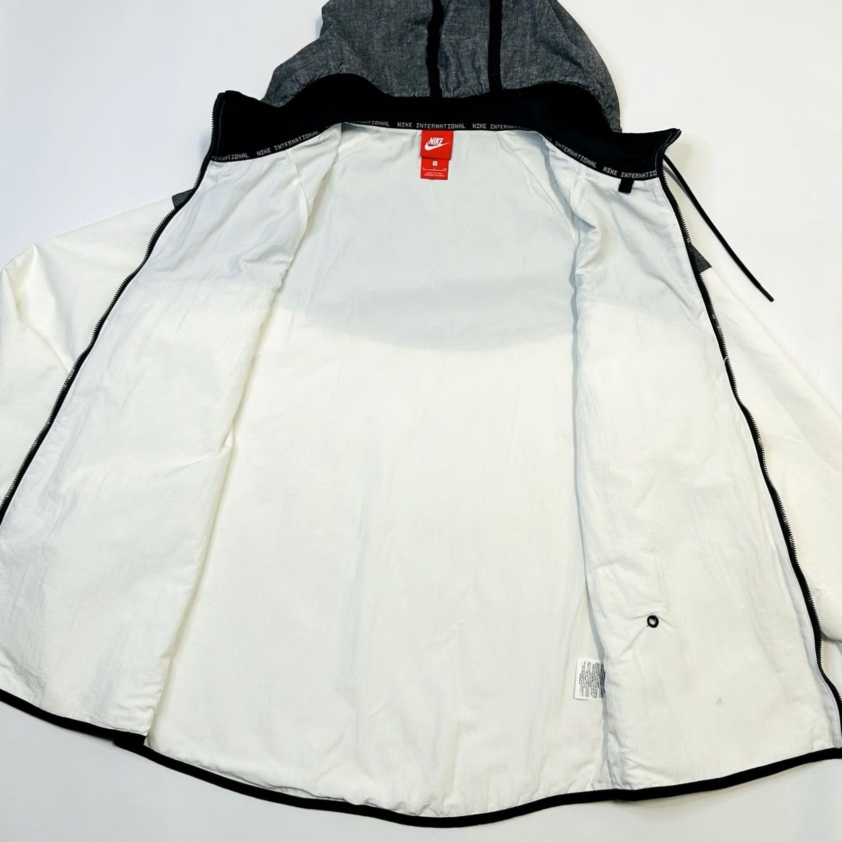 Nike VINTAGE Nike Cargo Windrunner Jacket Mens S Black White RARE Size US S / EU 44-46 / 1 - 5 Thumbnail