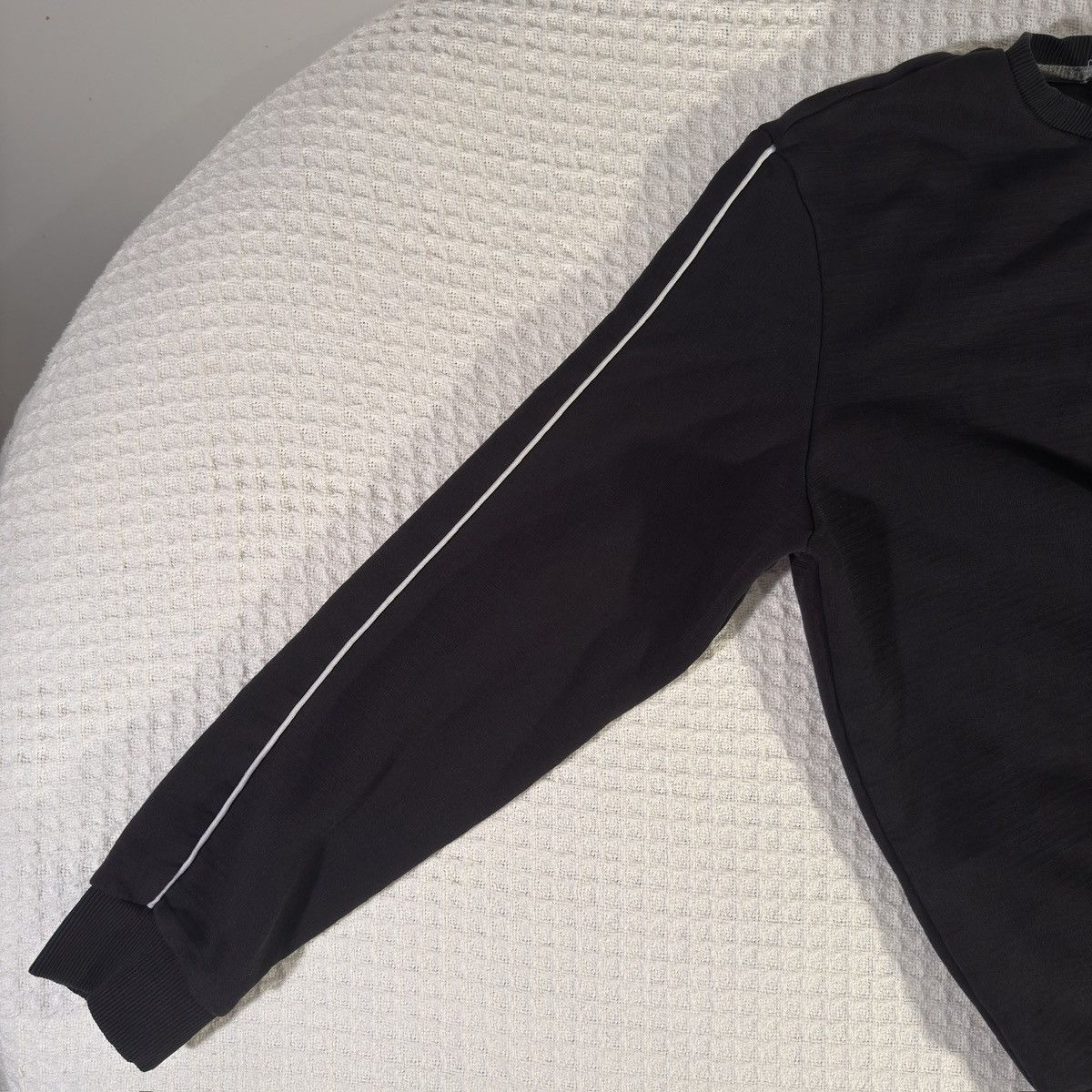 Calvin Klein Calvin Klein Minimal Logo Black Crewneck – Size L Size US L / EU 52-54 / 3 - 5 Thumbnail