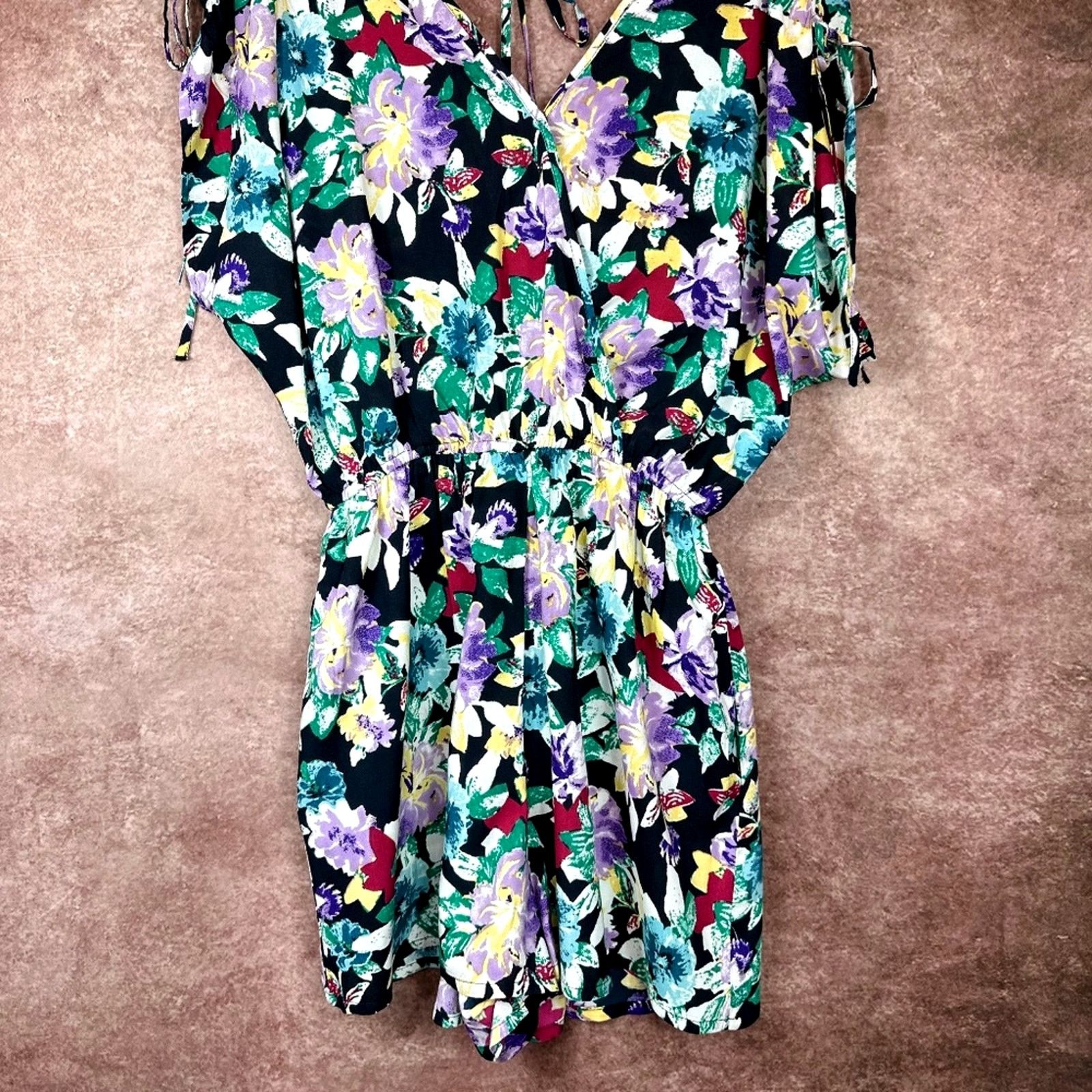 Other Band of Gypsies Sapphire Trends Floral Romper Black/Multi S Size 28" / US 6 / IT 42 - 6 Thumbnail