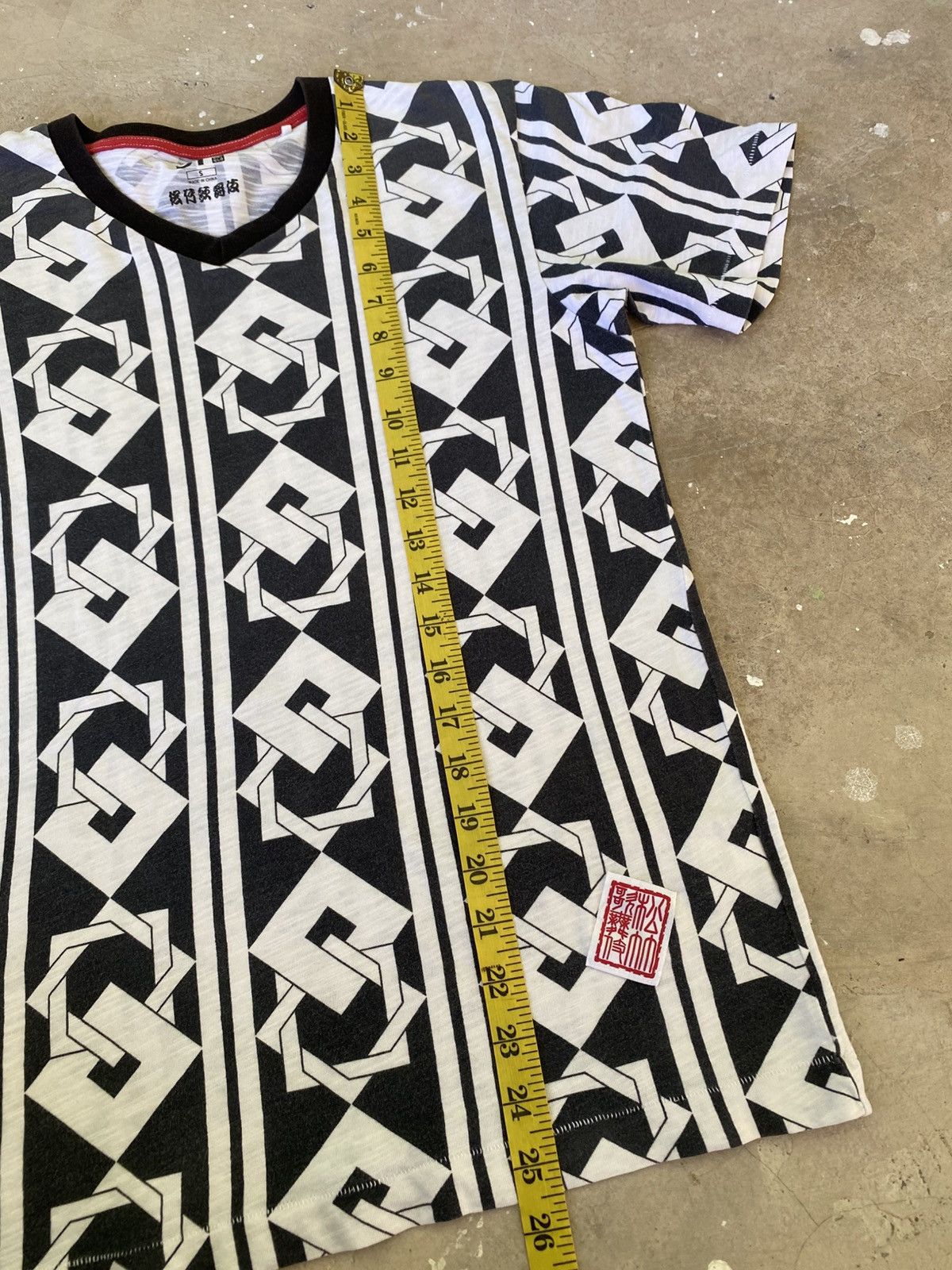 Uniqlo Uniqlo UT Japanese Pattern All Over Print Tee Japan Size US S / EU 44-46 / 1 - 15 Thumbnail