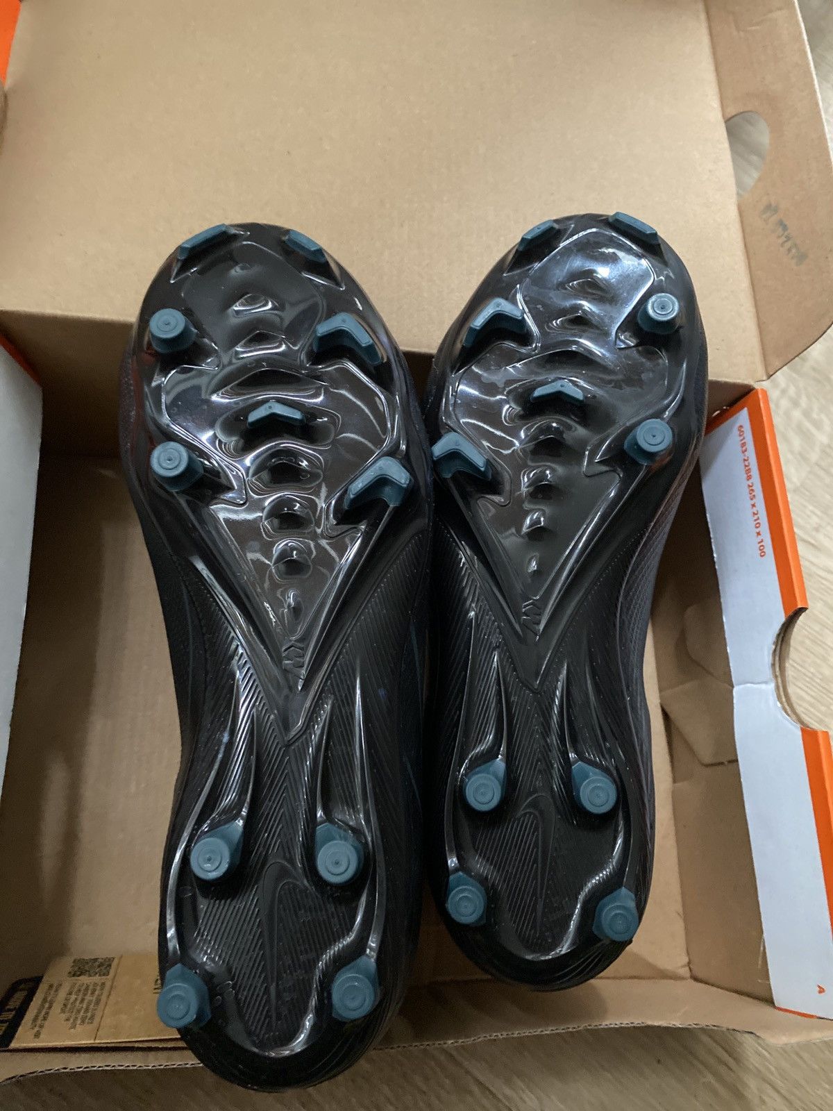 Nike NIKE SOCCER CLEATS ( READ DESCRIPTION!!!!) Size US 5 / EU 37 - 2 Thumbnail